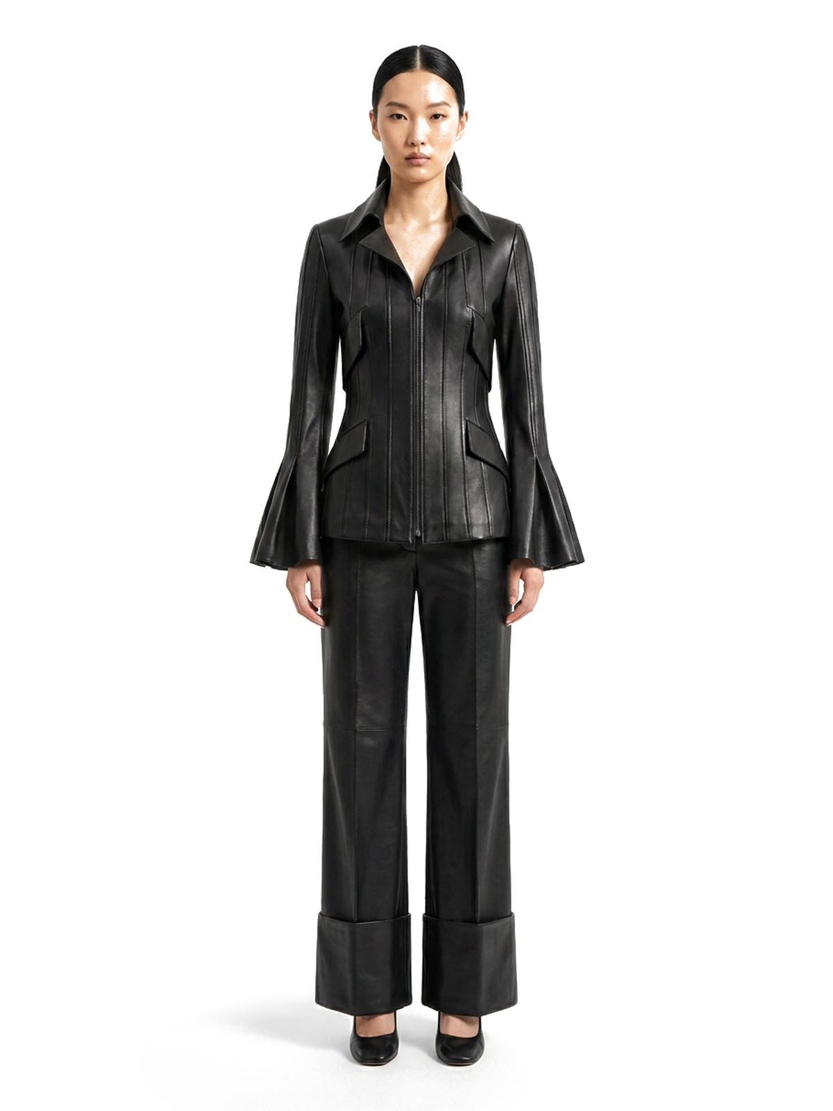 COLETTE, ensemble sculptural en cuir d'agneau noir, porté par un mannequin, vue de face.