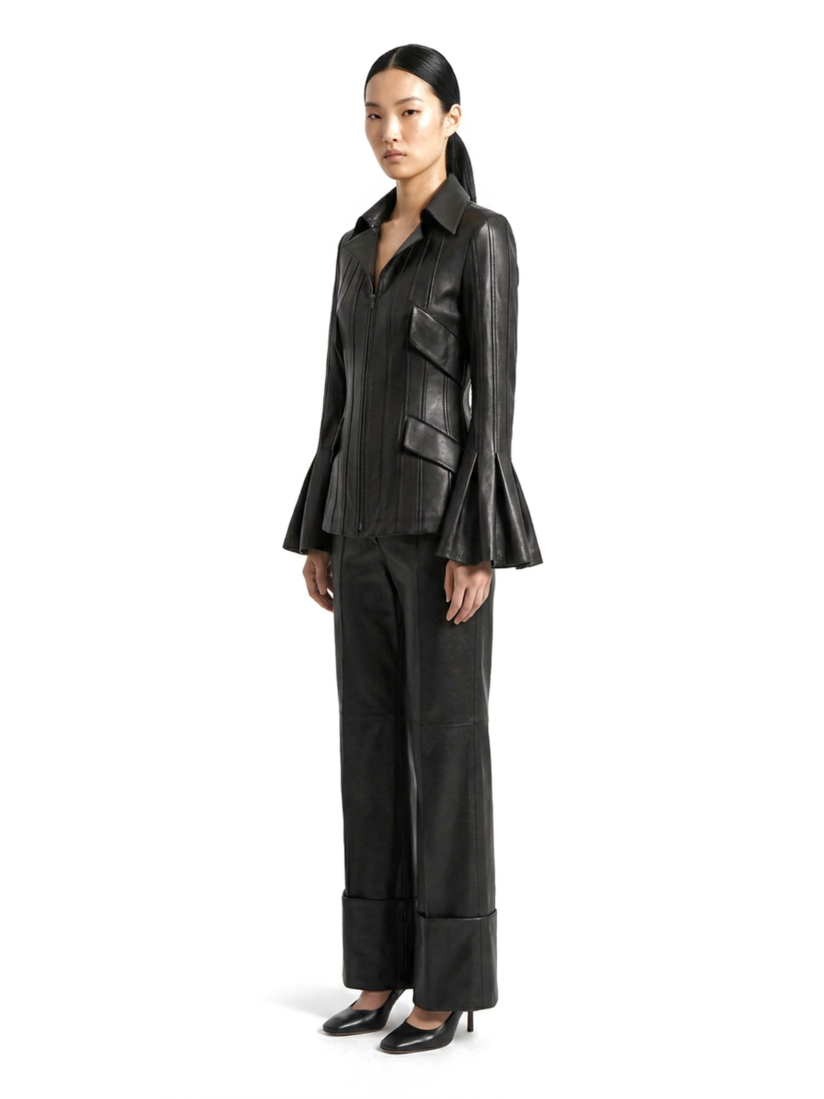 Ensemble COLETTE en cuir d'agneau noir, manches en godets et pantalon à revers, vue de trois-quarts