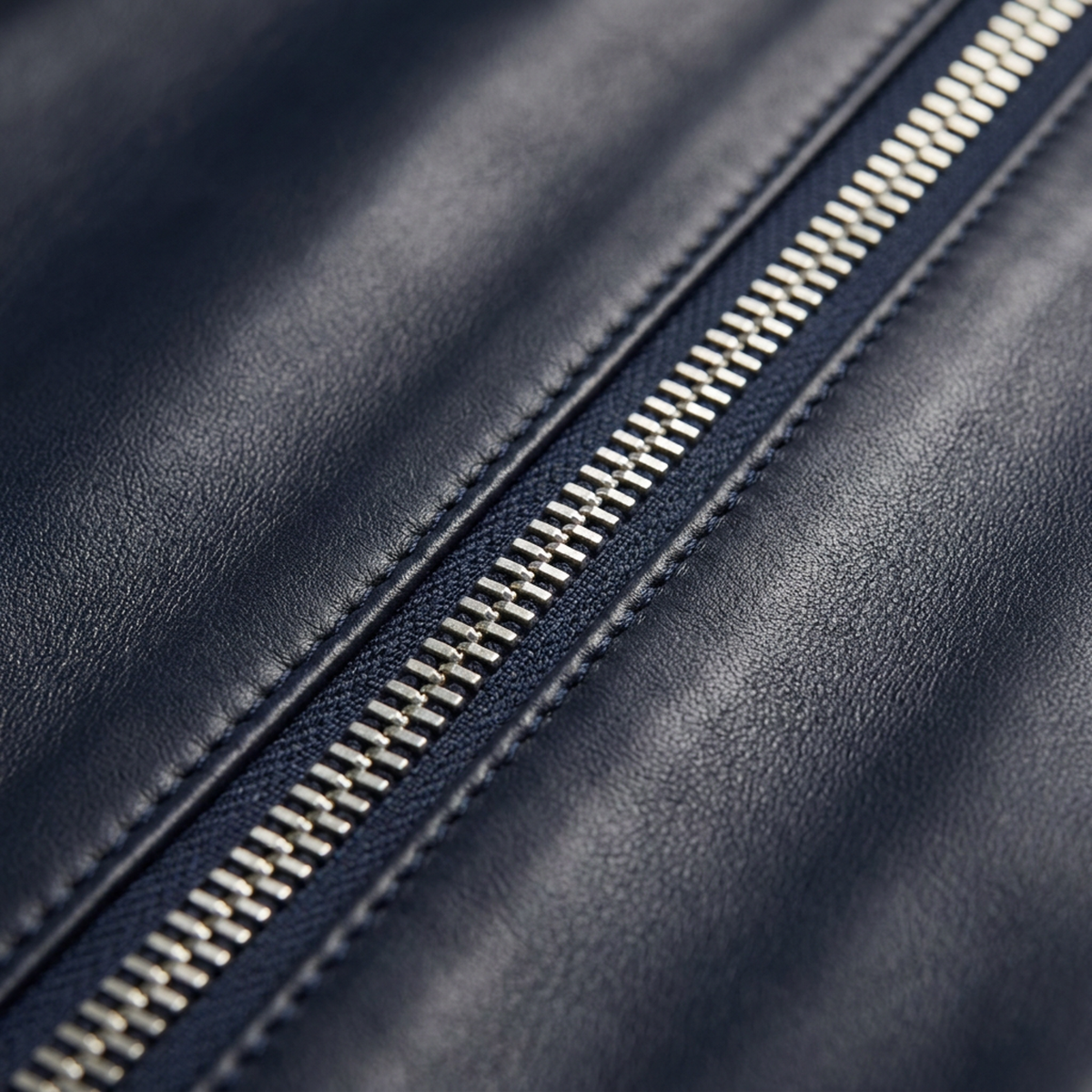 Cuir d'agneau bleu nuit et glissière argent en macro, blazer VALÉRIE