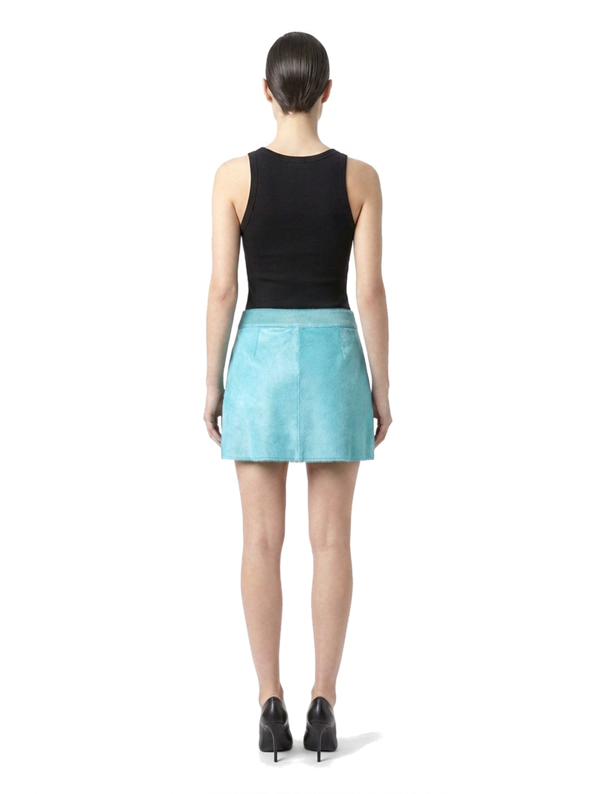 MARIS, jupe courte en cuir façon poulain turquoise, portée.