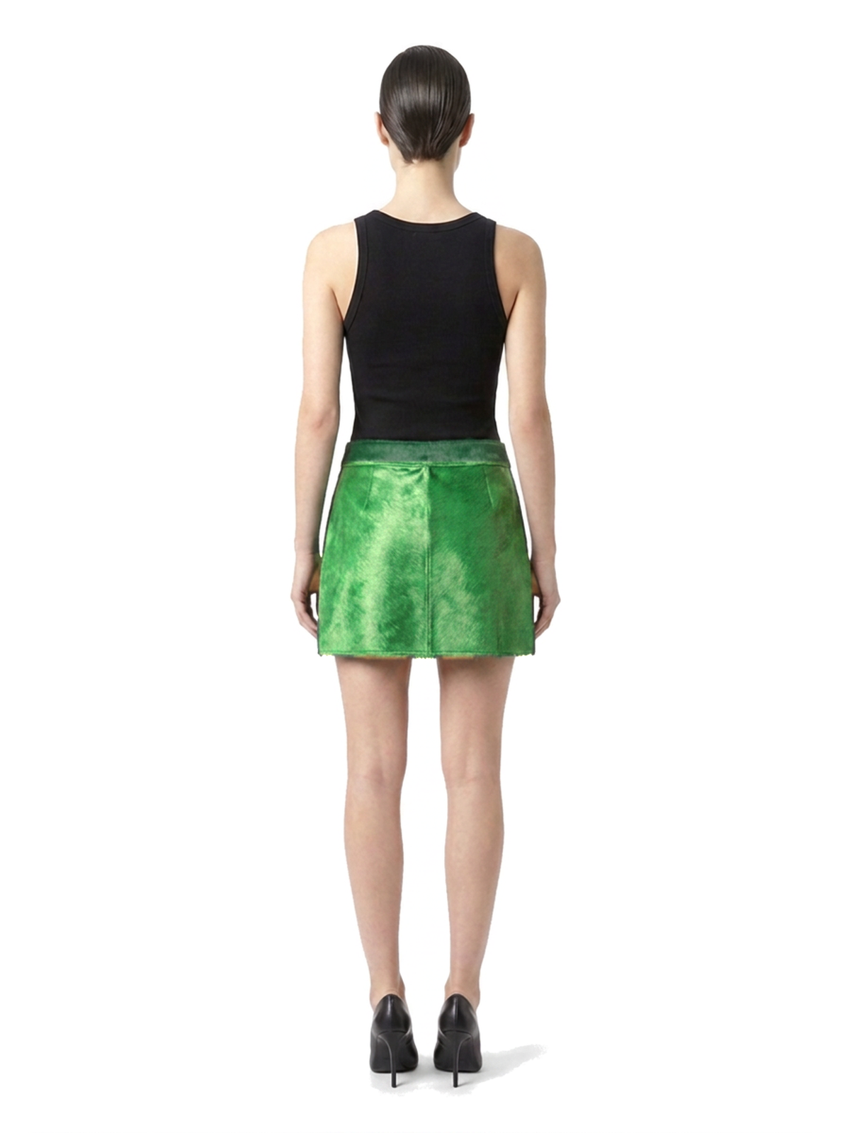 MARIS, jupe courte en cuir façon poulain vert, portée.