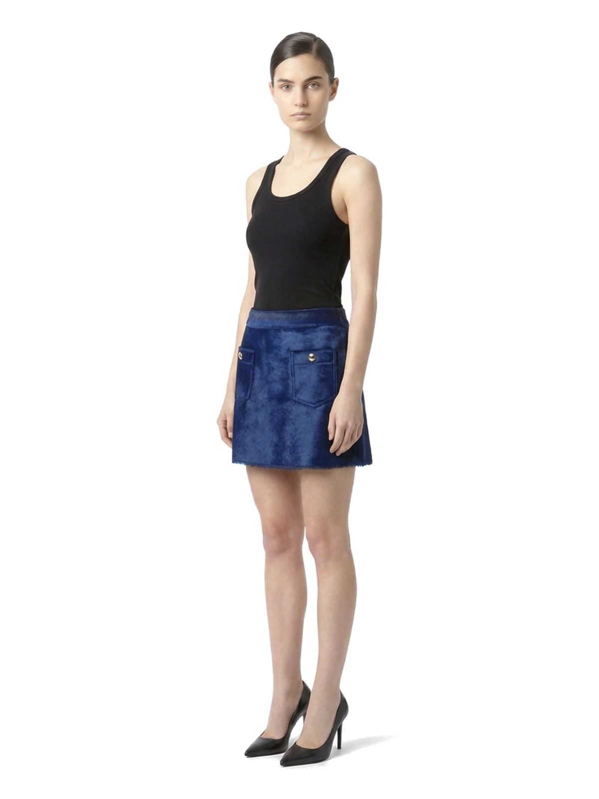MARIS, jupe courte en cuir façon poulain marine, portée.