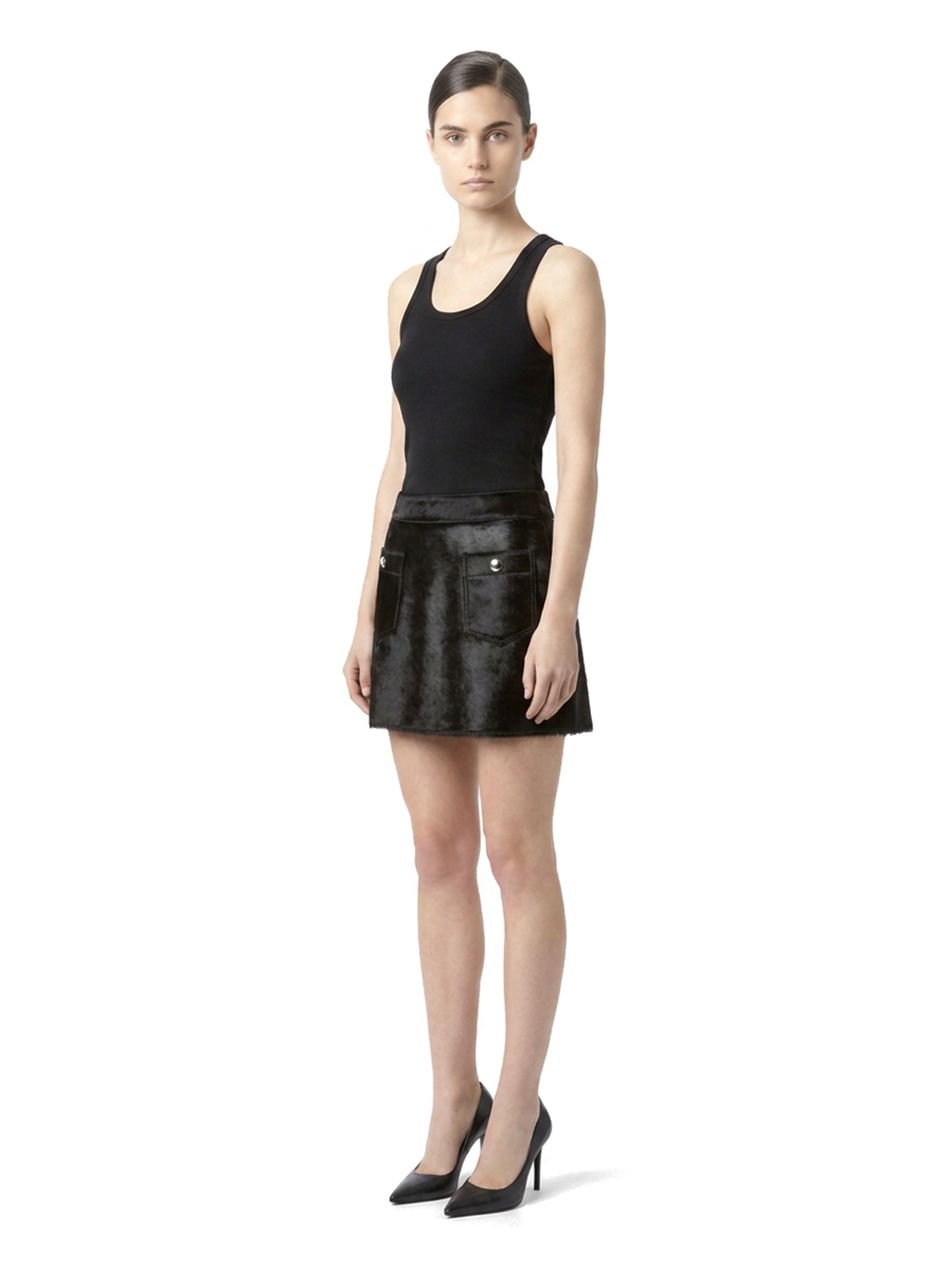 MARIS, jupe courte en cuir façon poulain noir, portée.