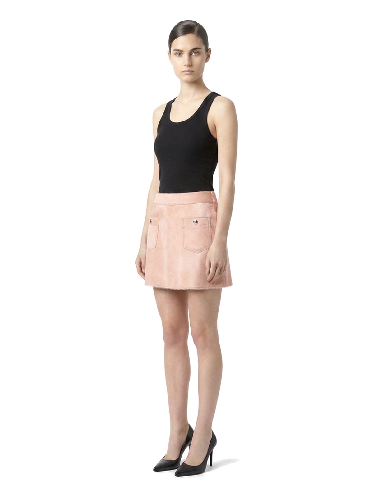 MARIS, jupe courte en cuir façon poulain rose, portée.