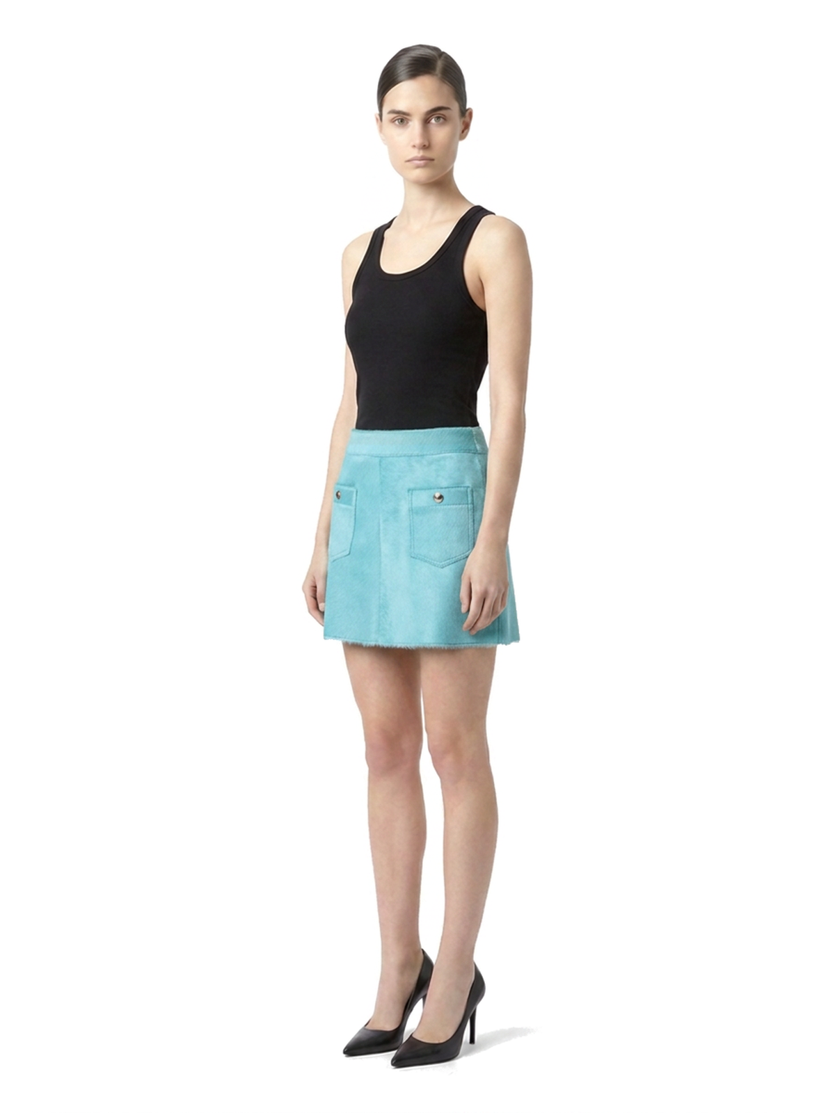 MARIS, jupe courte en cuir façon poulain turquoise, portée.
