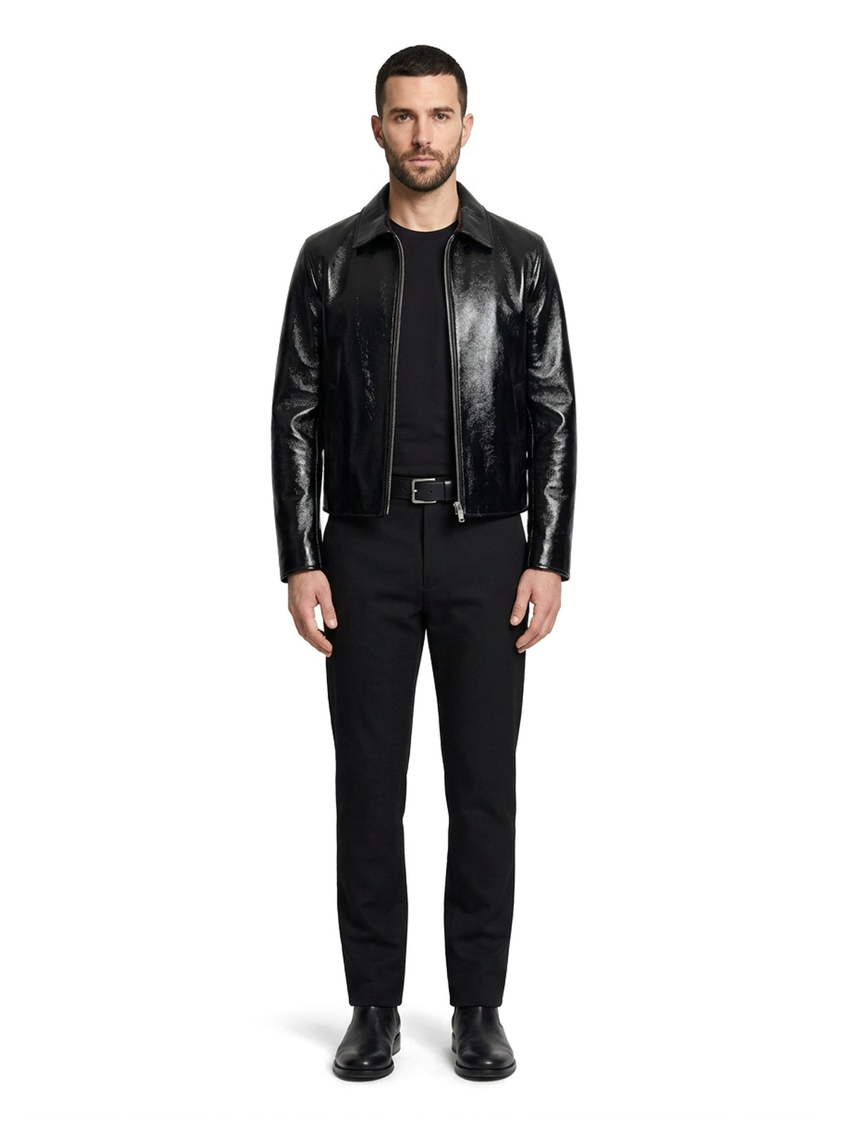 LUCIEN, blouson court en cuir verni noir, vu de face, porté ouvert sur un t-shirt noir rentré, ceinture de cuir noir à boucle argentée.