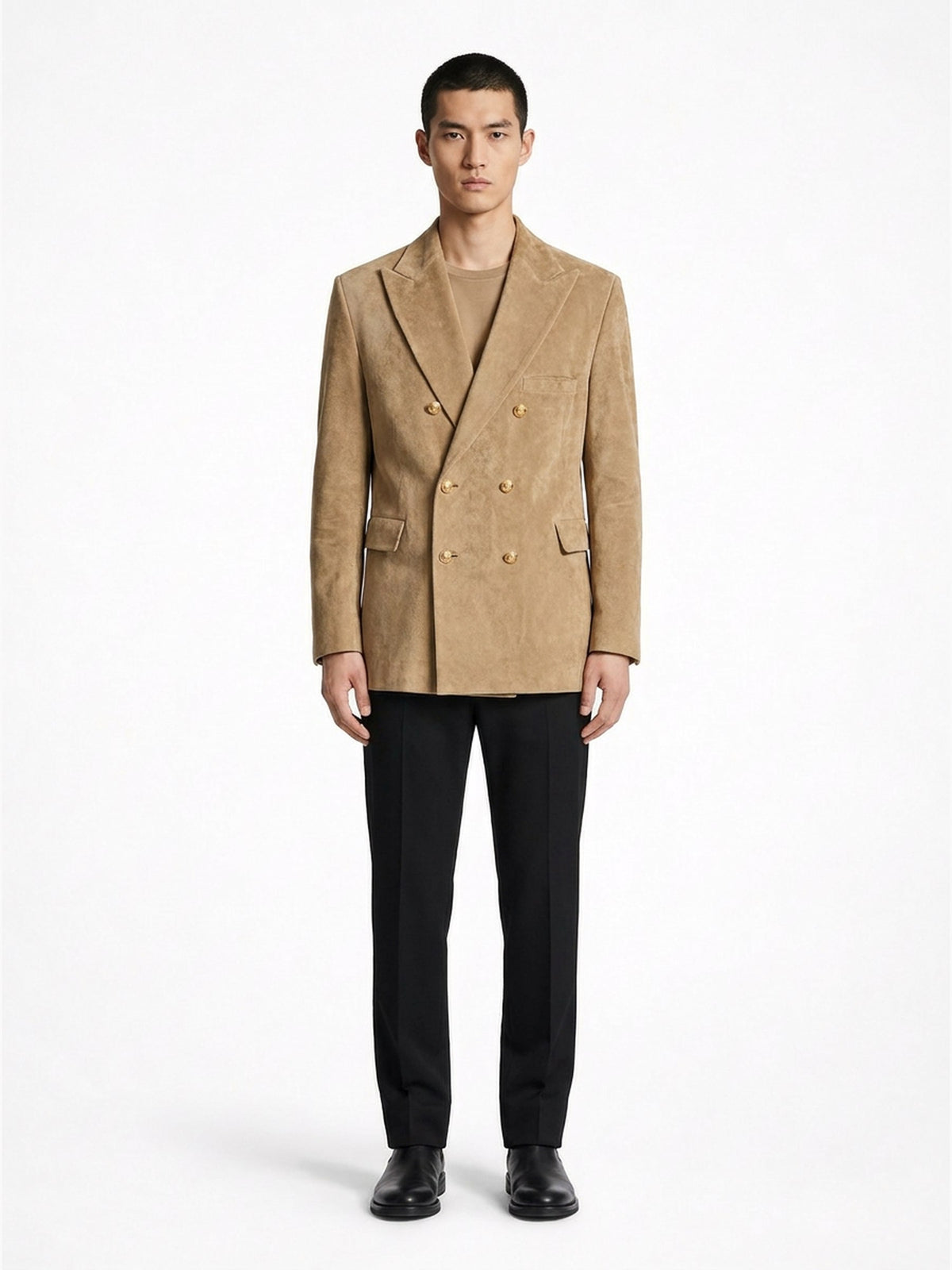 Blazer en suède camel porté de face, collection RADICE Maison Godefroi