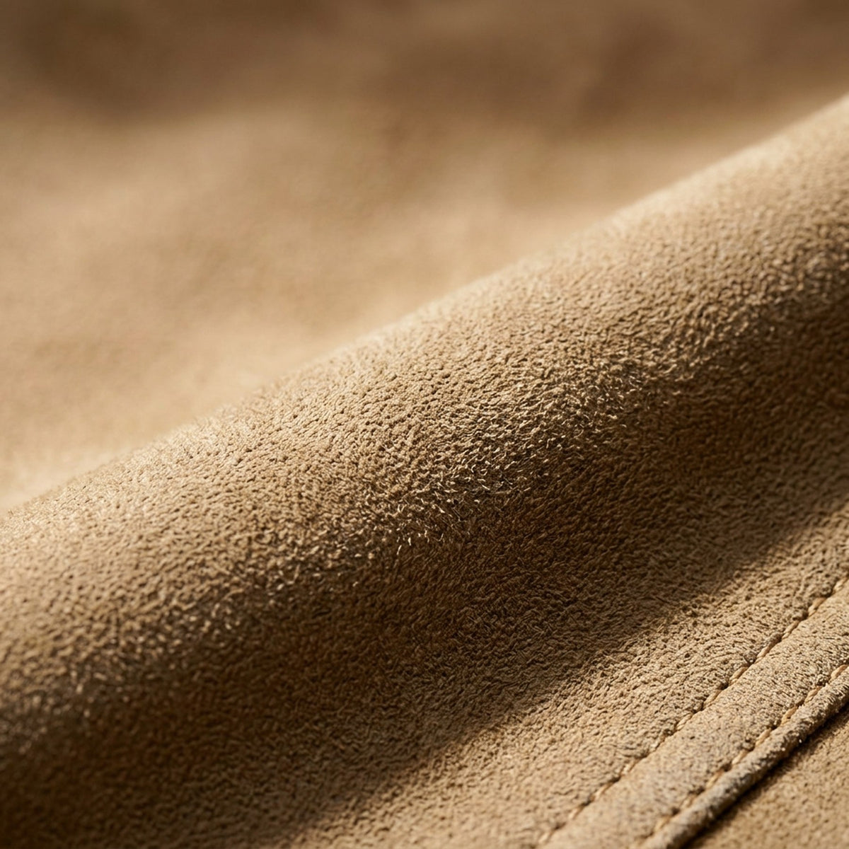 Macro du suède de porc camel et d'un bouton doré, blazer RADICE Maison Godefroi