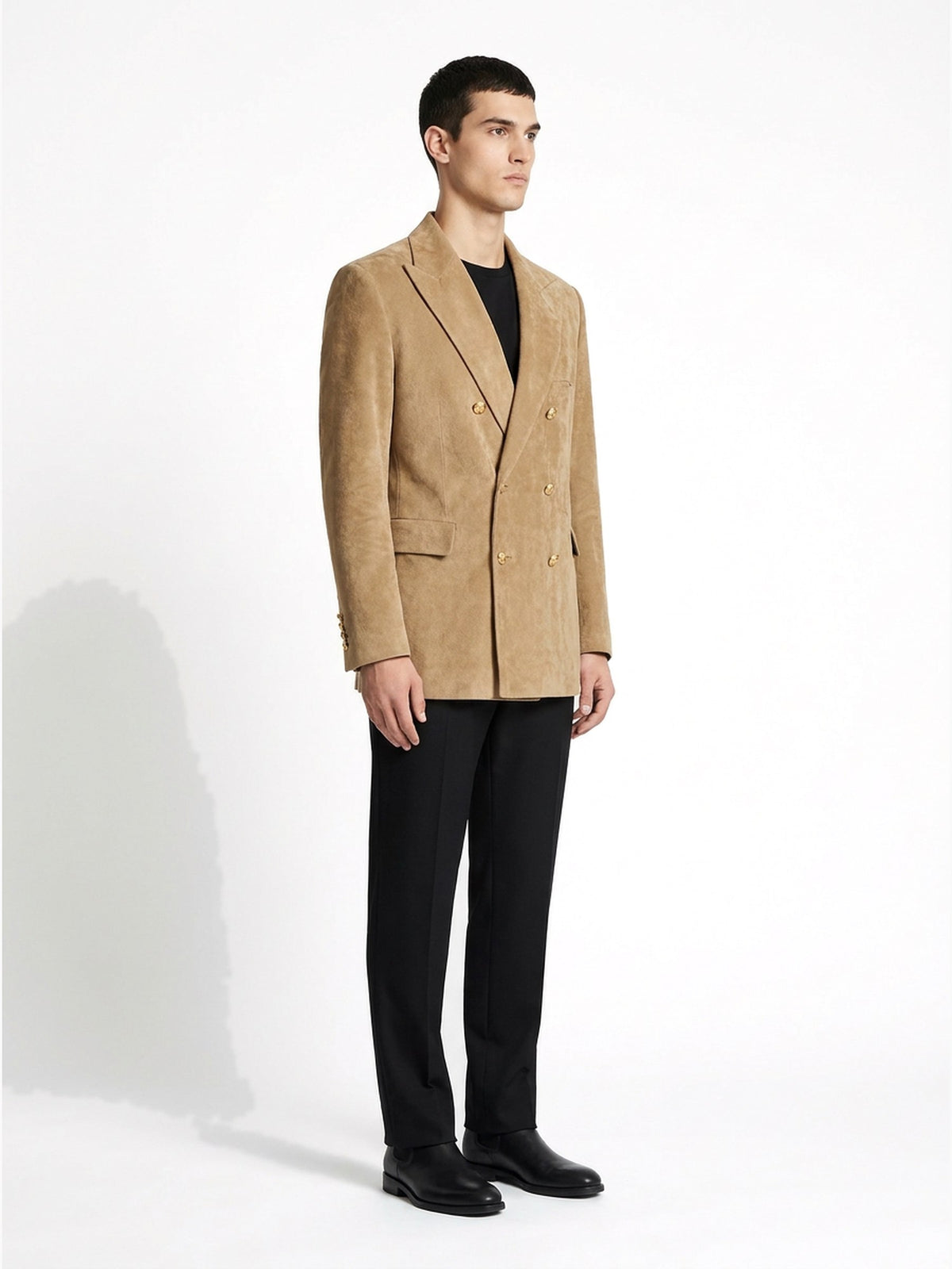 Blazer en suède camel porté de trois-quarts, collection RADICE Maison Godefroi