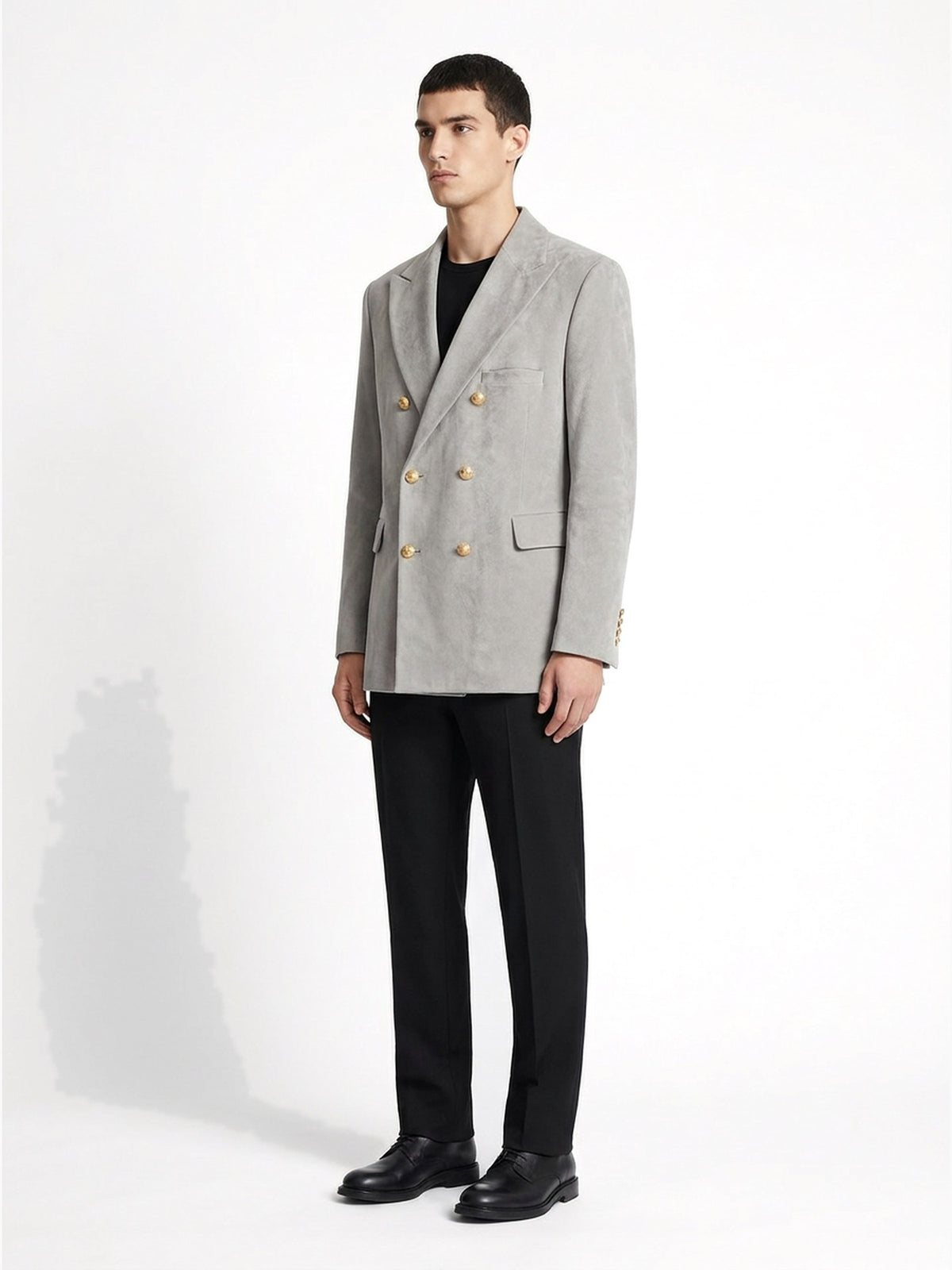Blazer en suède gris porté de trois-quarts, collection RADICE Maison Godefroi