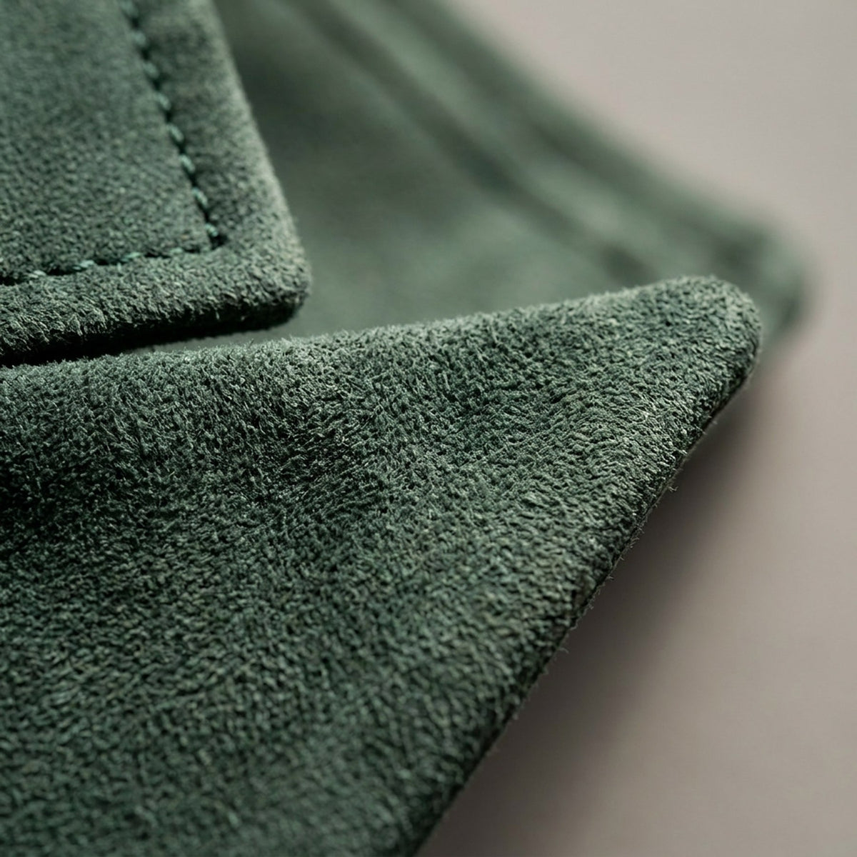 Macro du suède de porc vert sauge, blazer RADICE Maison Godefroi