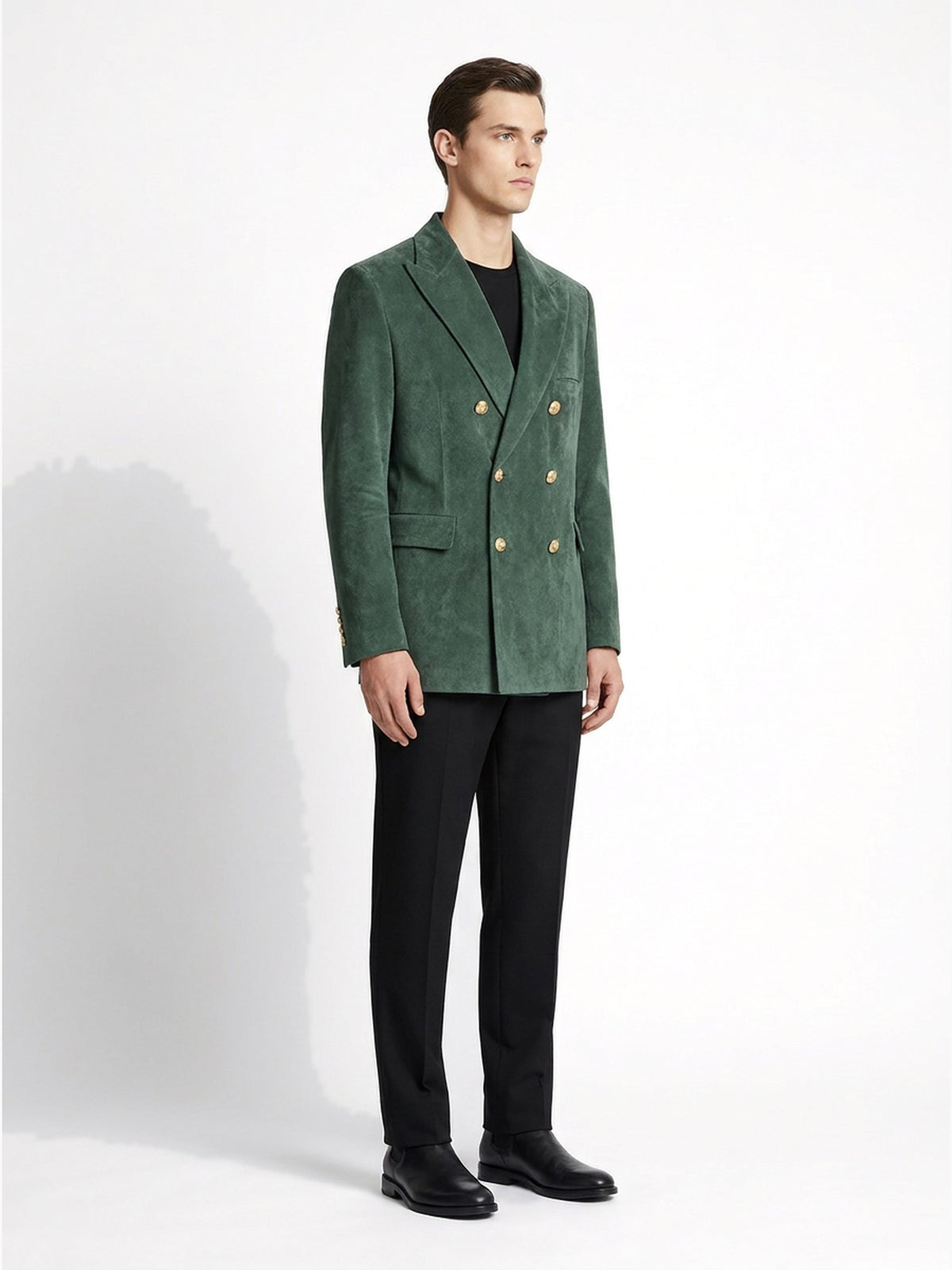 Blazer en suède vert porté de trois-quarts, collection RADICE Maison Godefroi