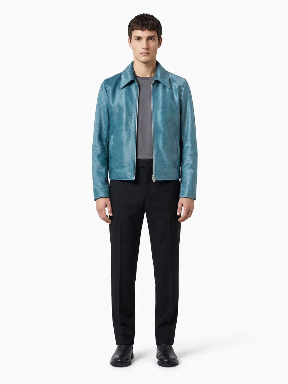 Blouson à col espagnol en veau façon poulain canard, fermeture à glissière centrale. Vue face.