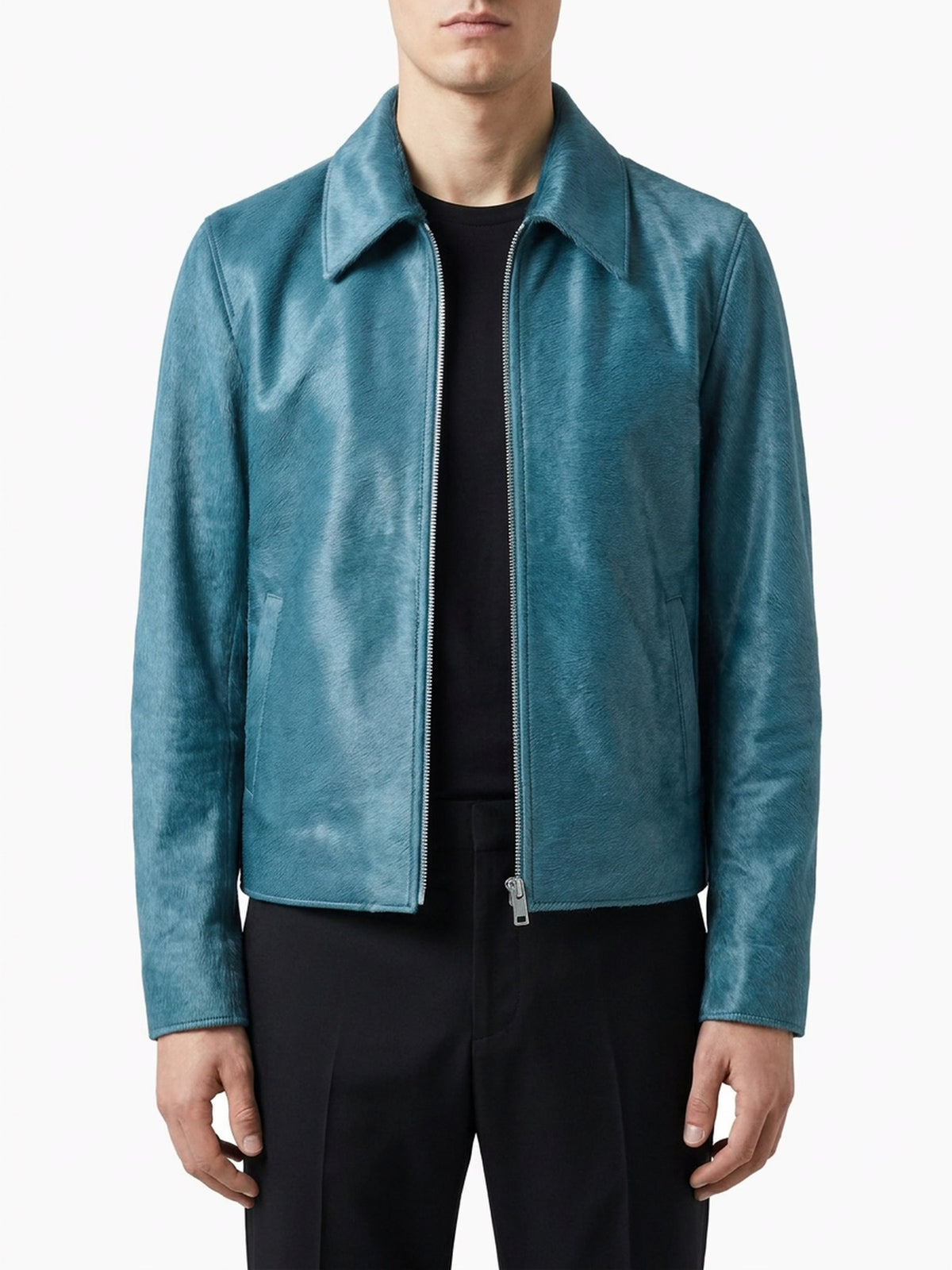 Blouson en veau façon poulain canard, cadrage serré sur le col et la glissière.