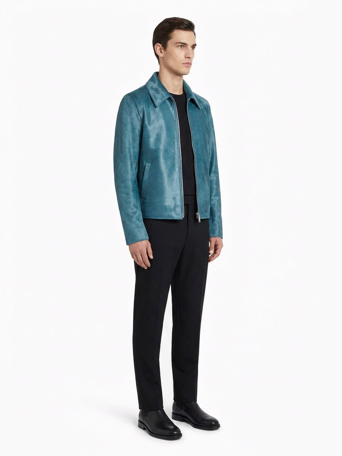 Blouson en veau façon poulain canard, vue trois-quarts.