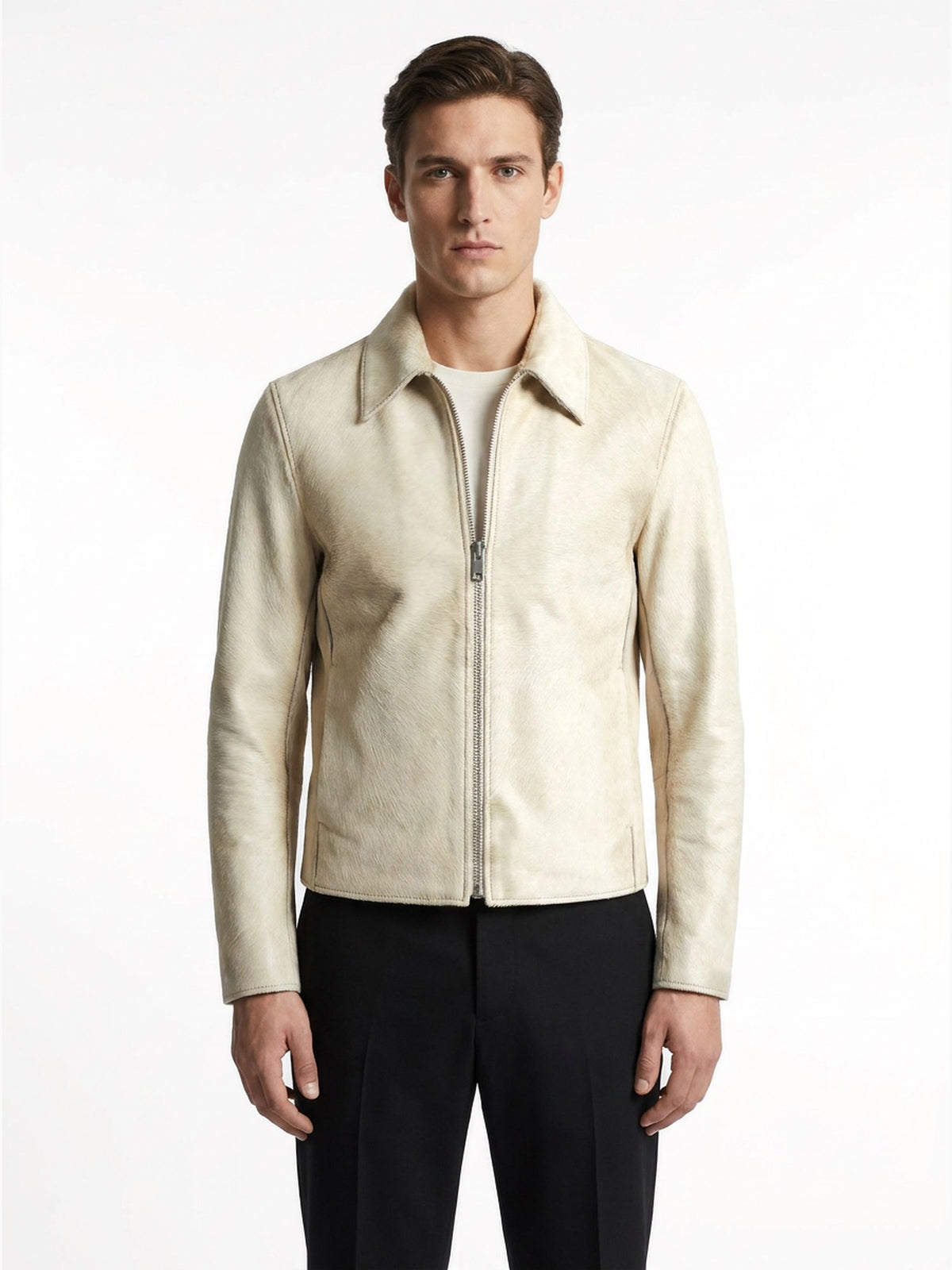 Blouson en veau façon poulain crème, cadrage serré sur le col et la glissière.