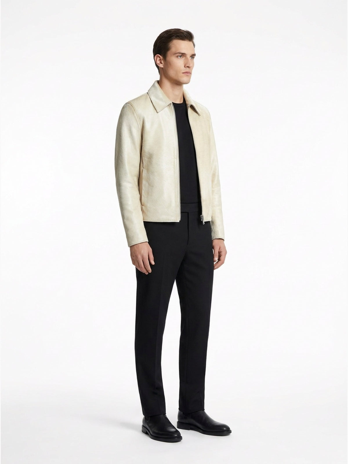 Blouson en veau façon poulain crème, vue trois-quarts.