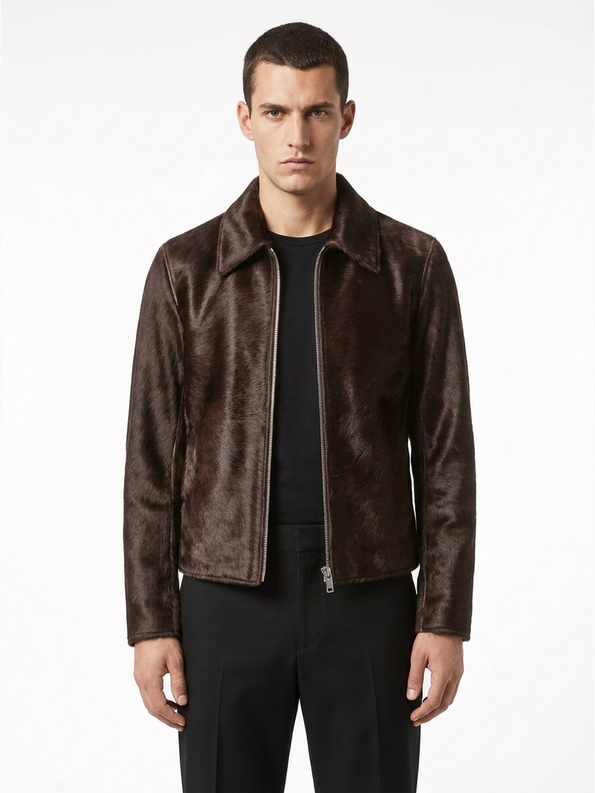Blouson en veau façon poulain espresso, cadrage serré sur le col et la glissière.
