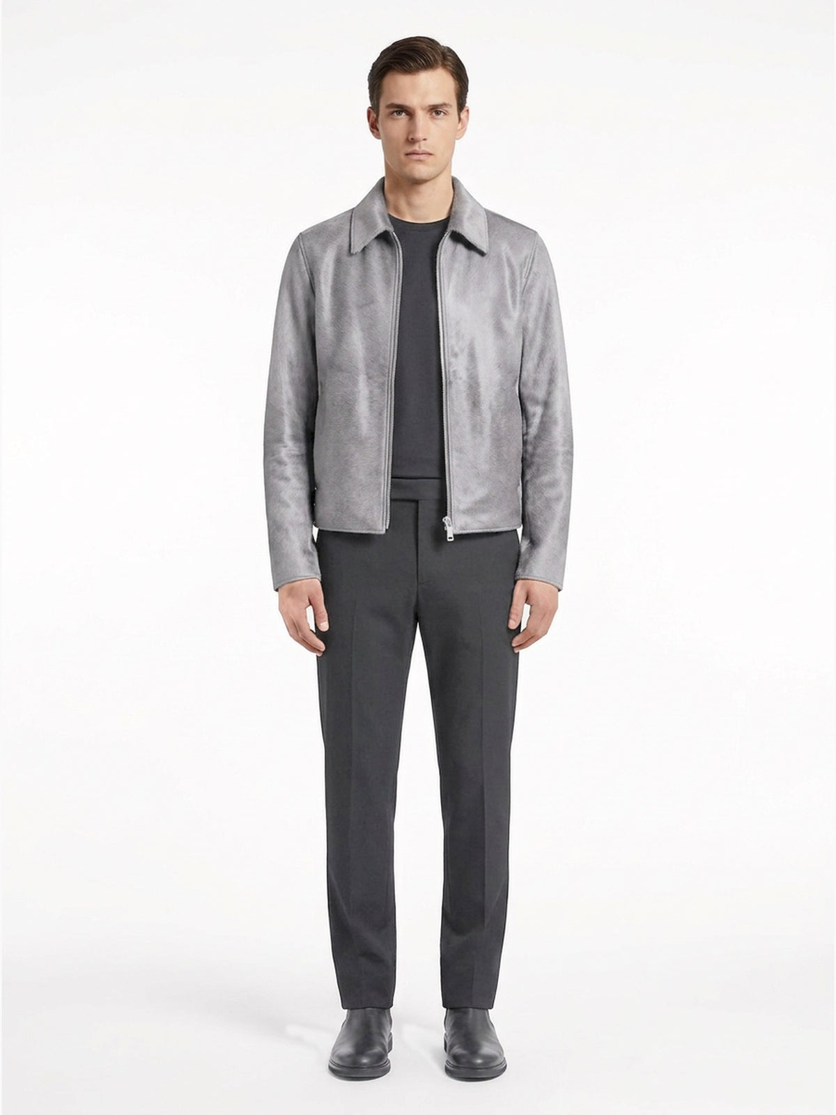 Blouson à col espagnol en veau façon poulain gris, fermeture à glissière centrale. Vue face.