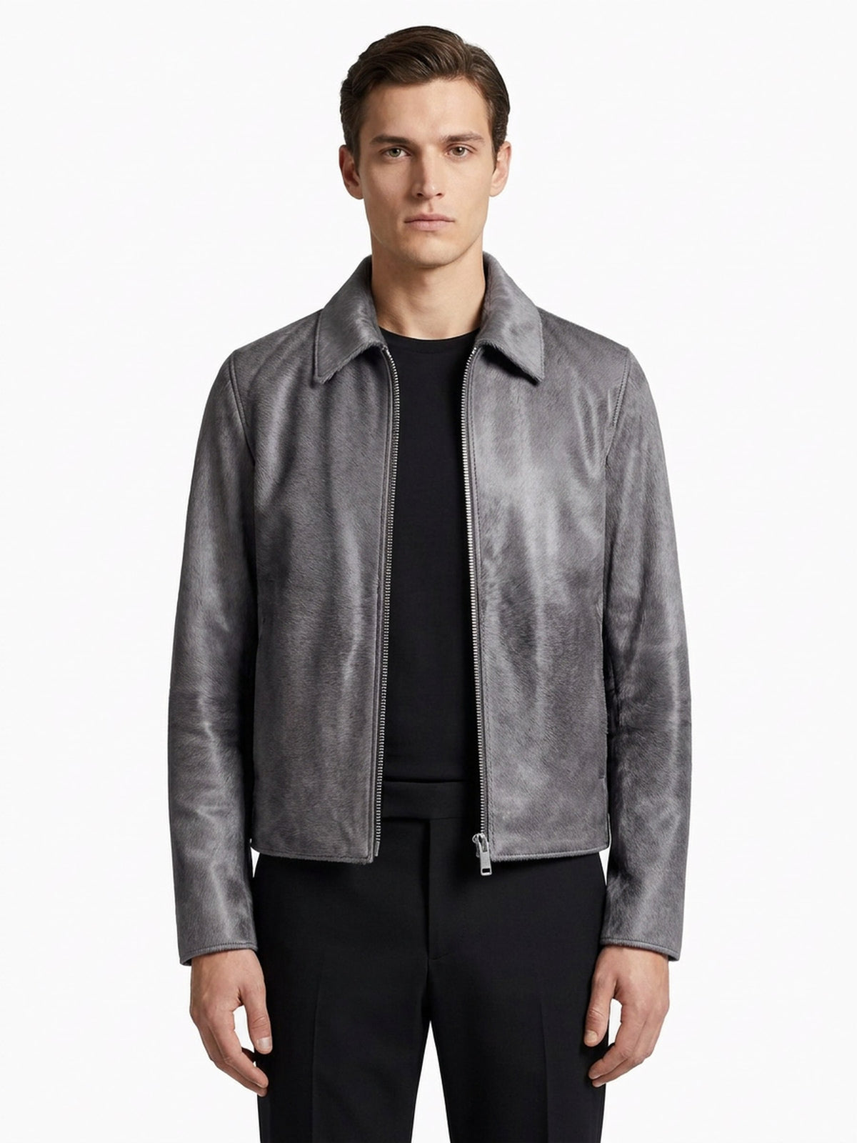 Blouson en veau façon poulain gris, cadrage serré sur le col et la glissière.
