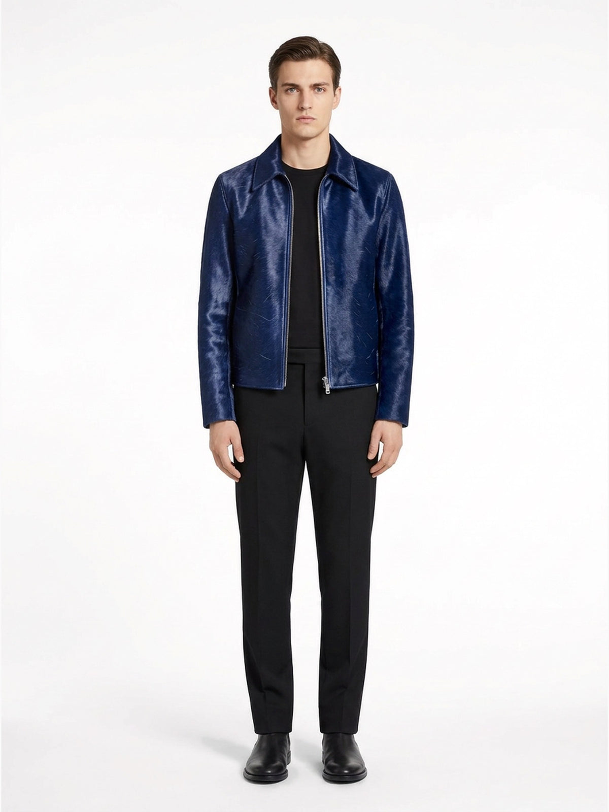 Blouson à col espagnol en veau façon poulain marine, fermeture à glissière centrale. Vue face.