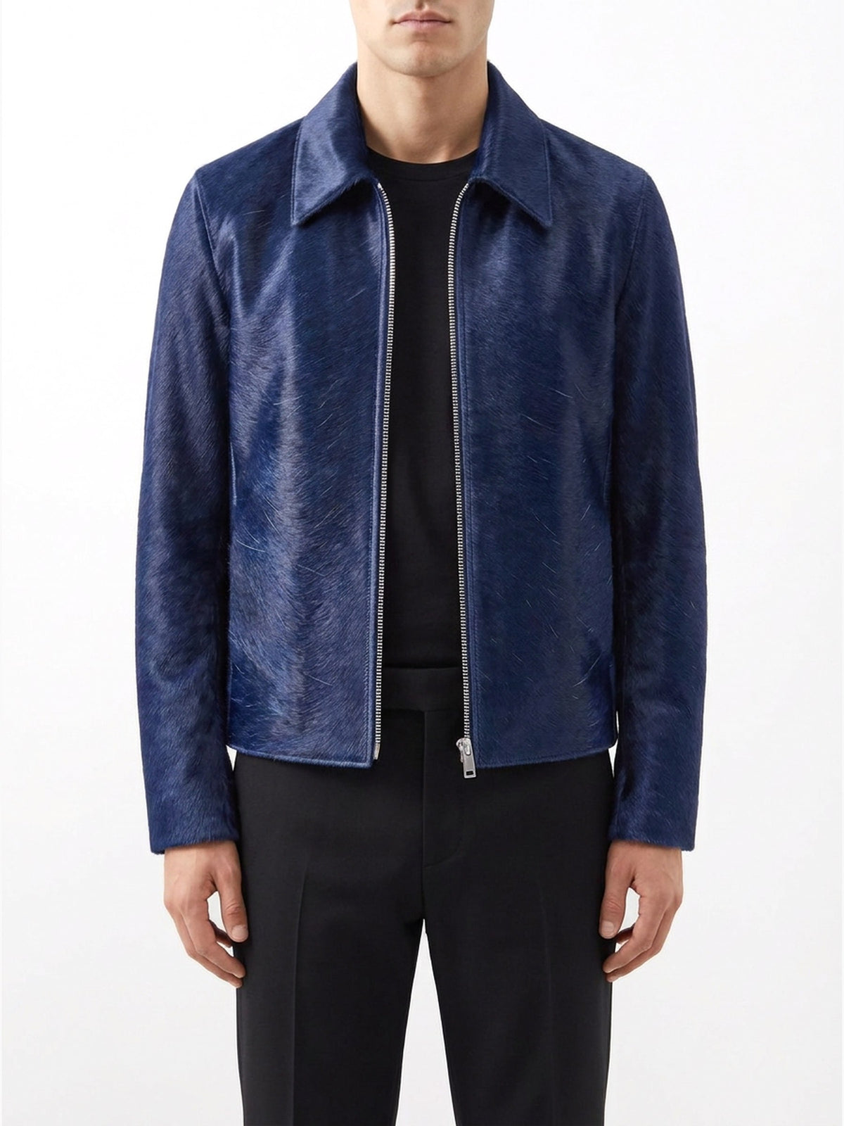 Blouson en veau façon poulain marine, cadrage serré sur le col et la glissière.