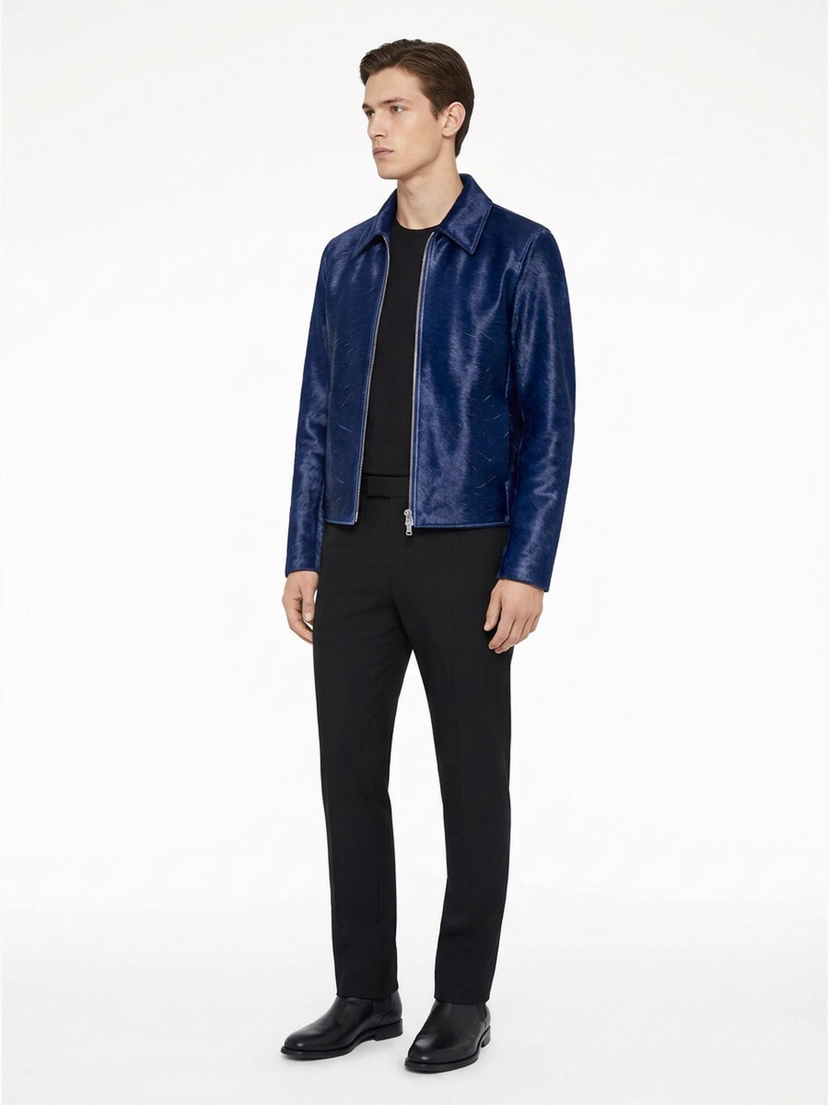 Blouson en veau façon poulain marine, vue trois-quarts.