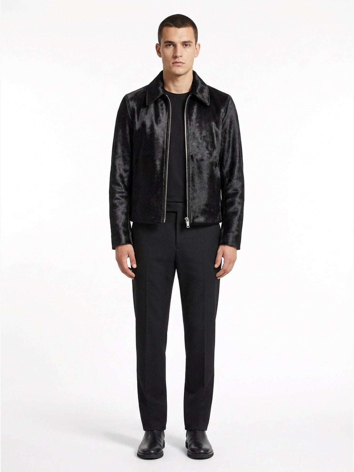 Blouson à col espagnol en veau façon poulain noir, fermeture à glissière centrale. Vue face.