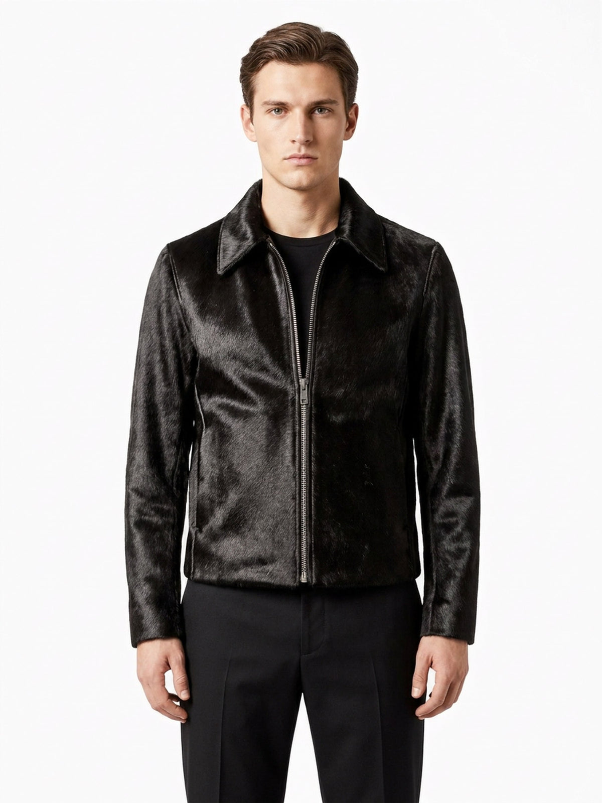 Blouson en veau façon poulain noir, cadrage serré sur le col et la glissière.