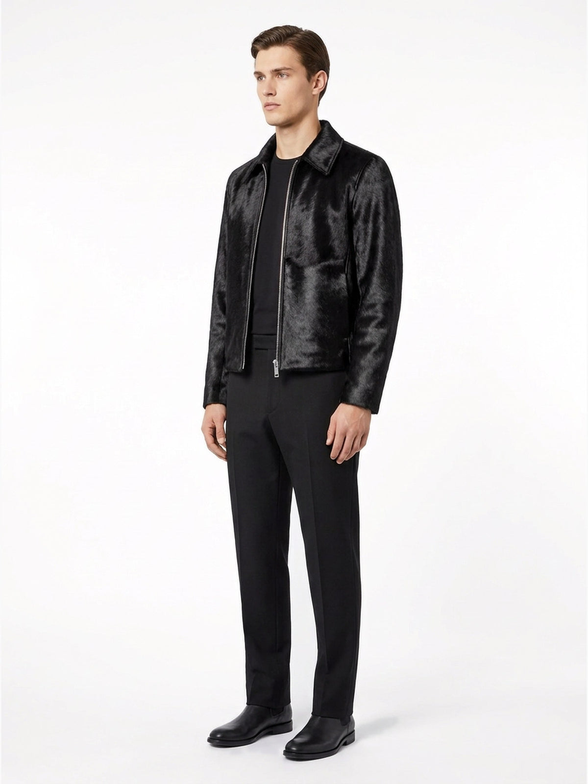 Blouson en veau façon poulain noir, vue trois-quarts.