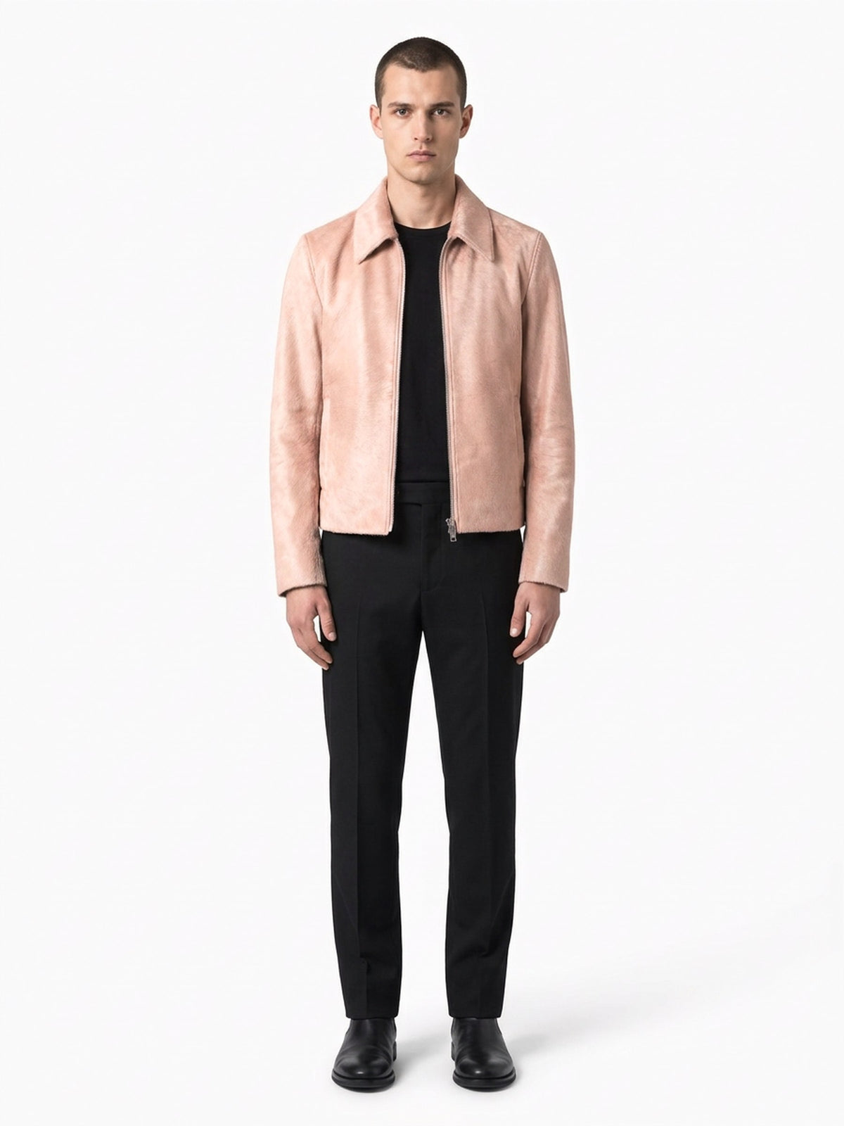 Blouson à col espagnol en veau façon poulain rose, fermeture à glissière centrale. Vue face.