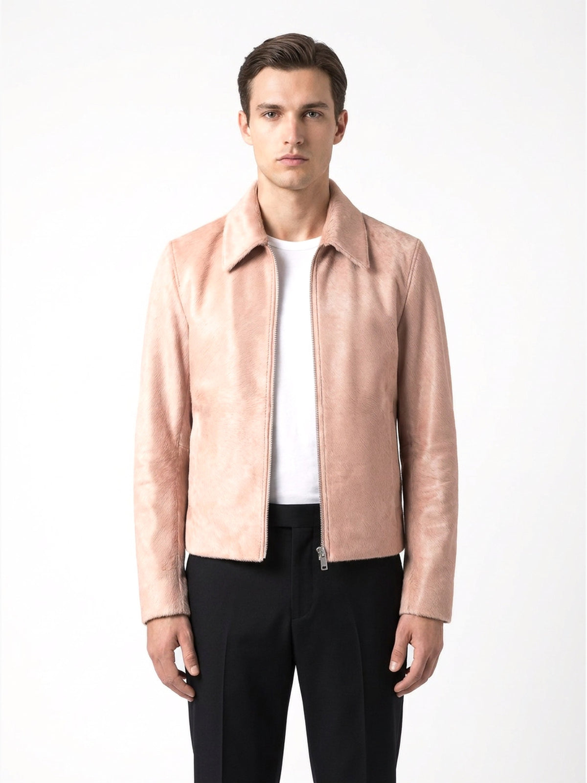 Blouson en veau façon poulain rose, cadrage serré sur le col et la glissière.