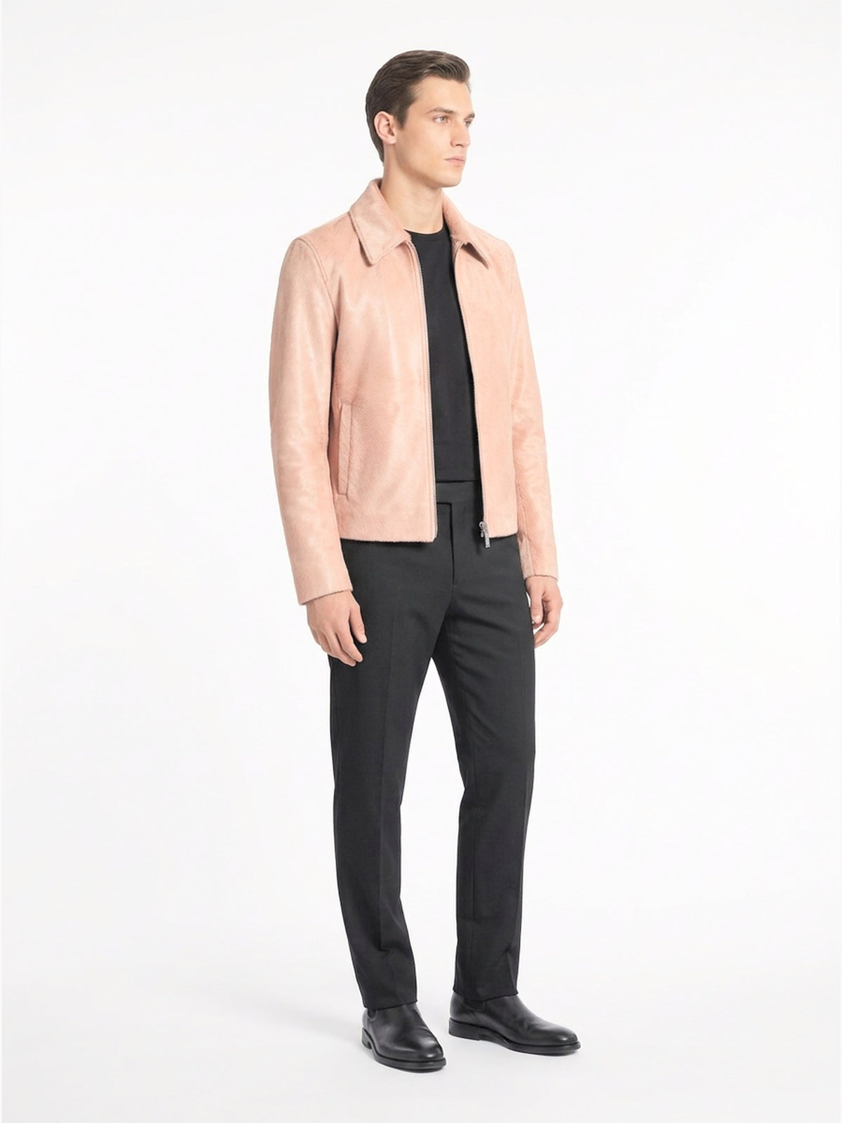 Blouson en veau façon poulain rose, vue trois-quarts.