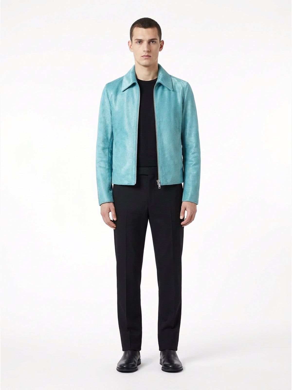 Blouson à col espagnol en veau façon poulain turquoise, fermeture à glissière centrale. Vue face.