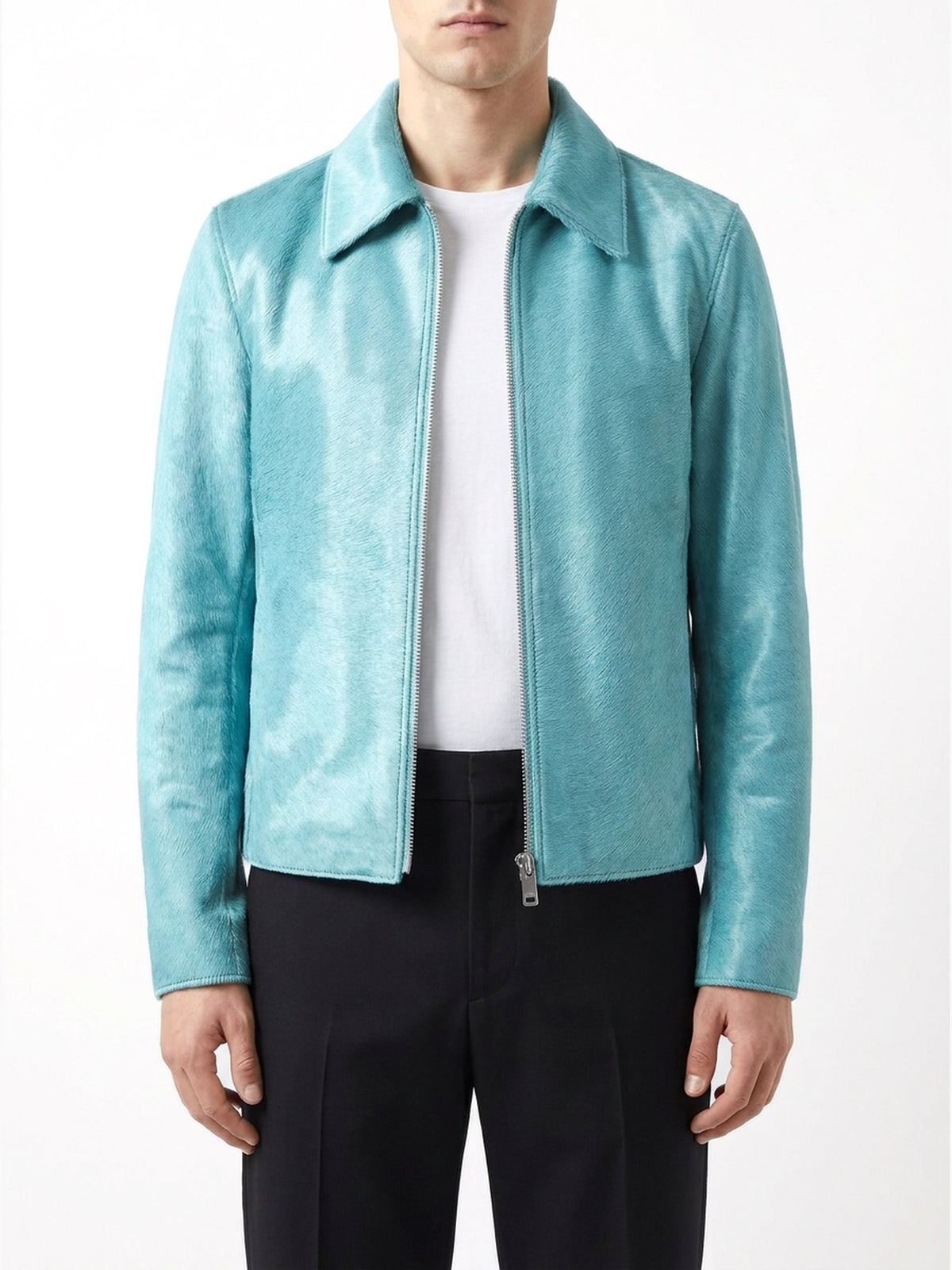 Blouson en veau façon poulain turquoise, cadrage serré sur le col et la glissière.