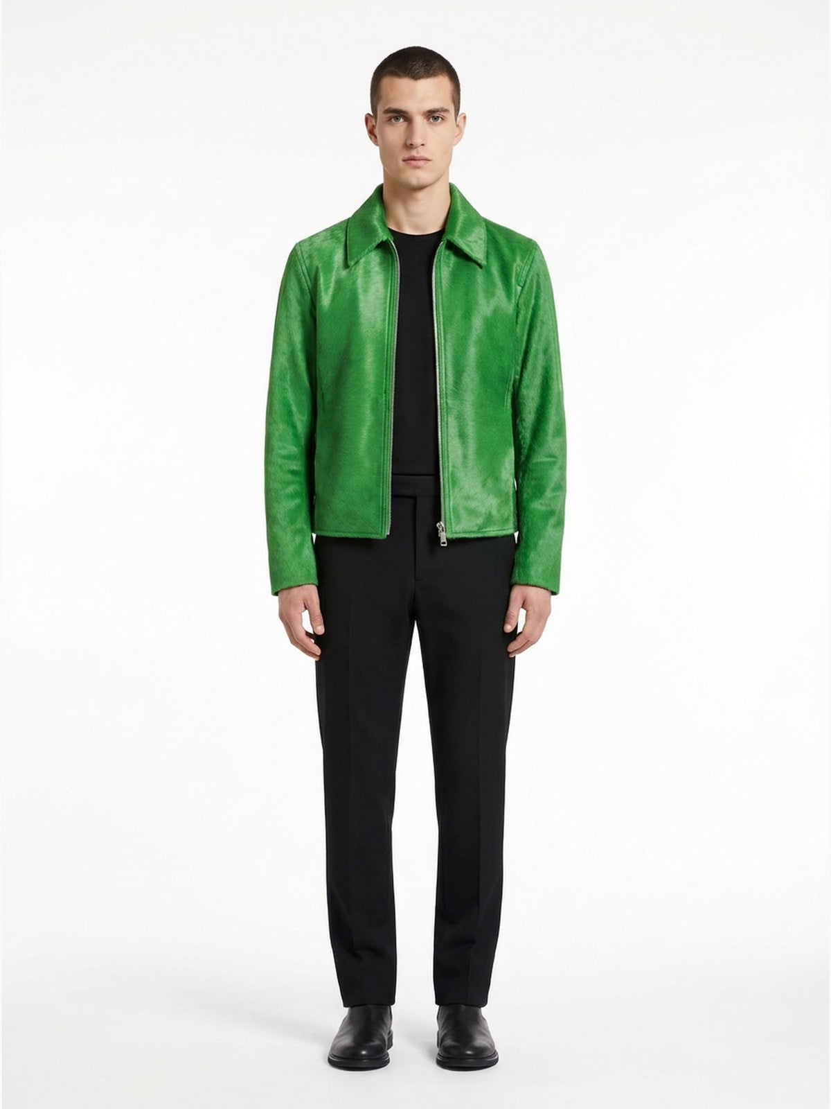 Blouson à col espagnol en veau façon poulain vert, fermeture à glissière centrale. Vue face.