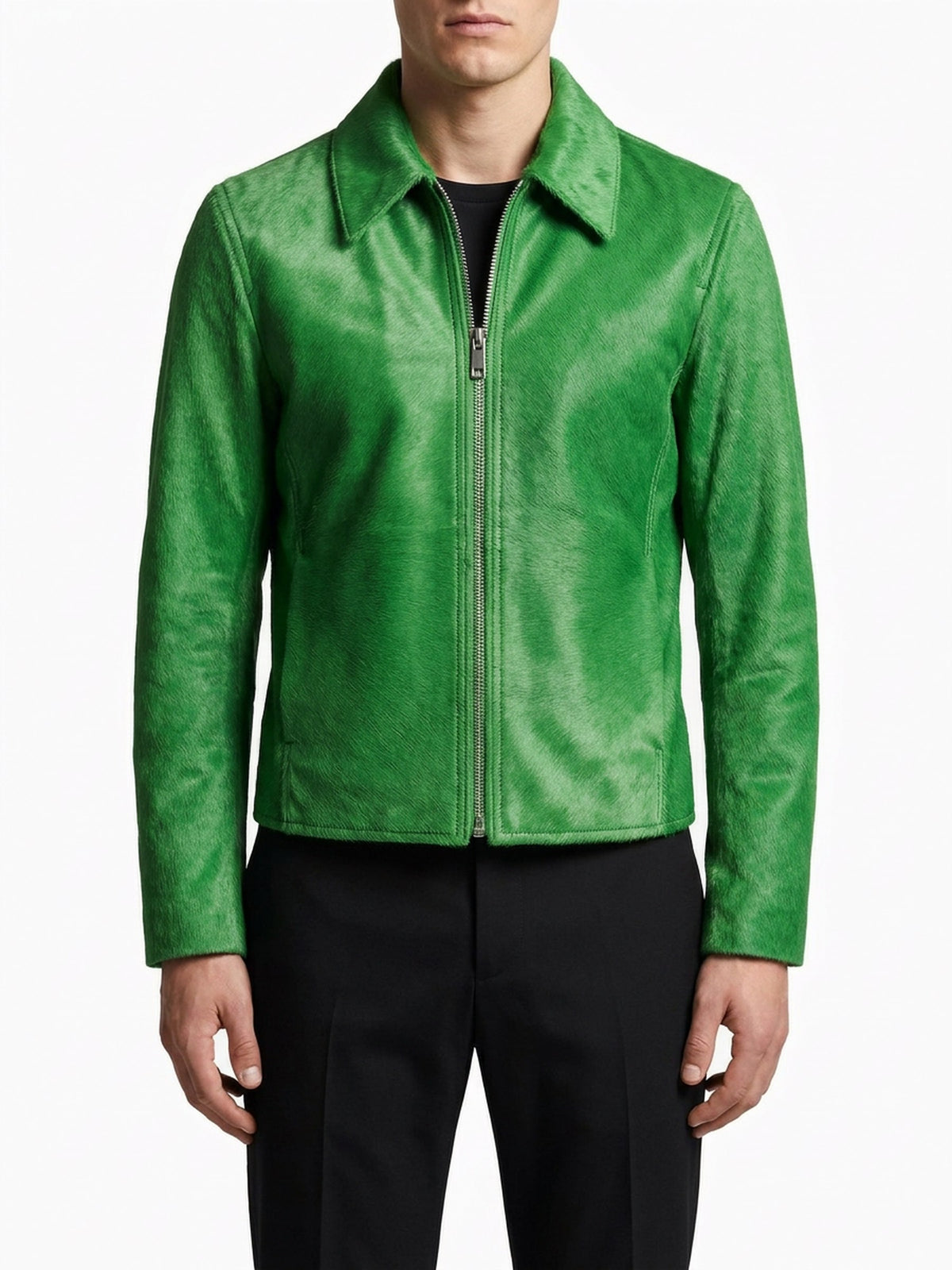 Blouson en veau façon poulain vert, cadrage serré sur le col et la glissière.