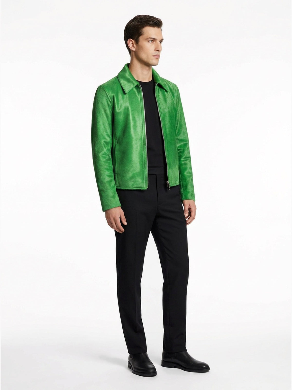 Blouson en veau façon poulain vert, vue trois-quarts.