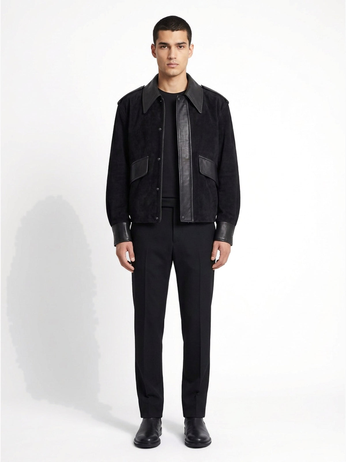 Blouson en suède noir porté de face, collection RADICE Maison Godefroi