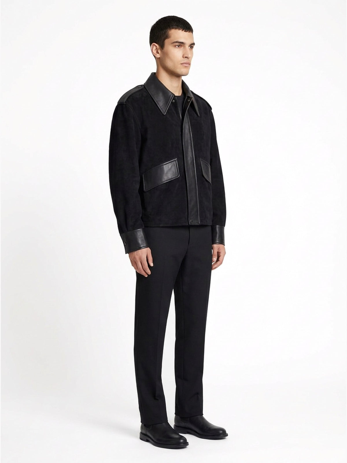 Blouson en suède noir porté de trois-quarts, collection RADICE Maison Godefroi