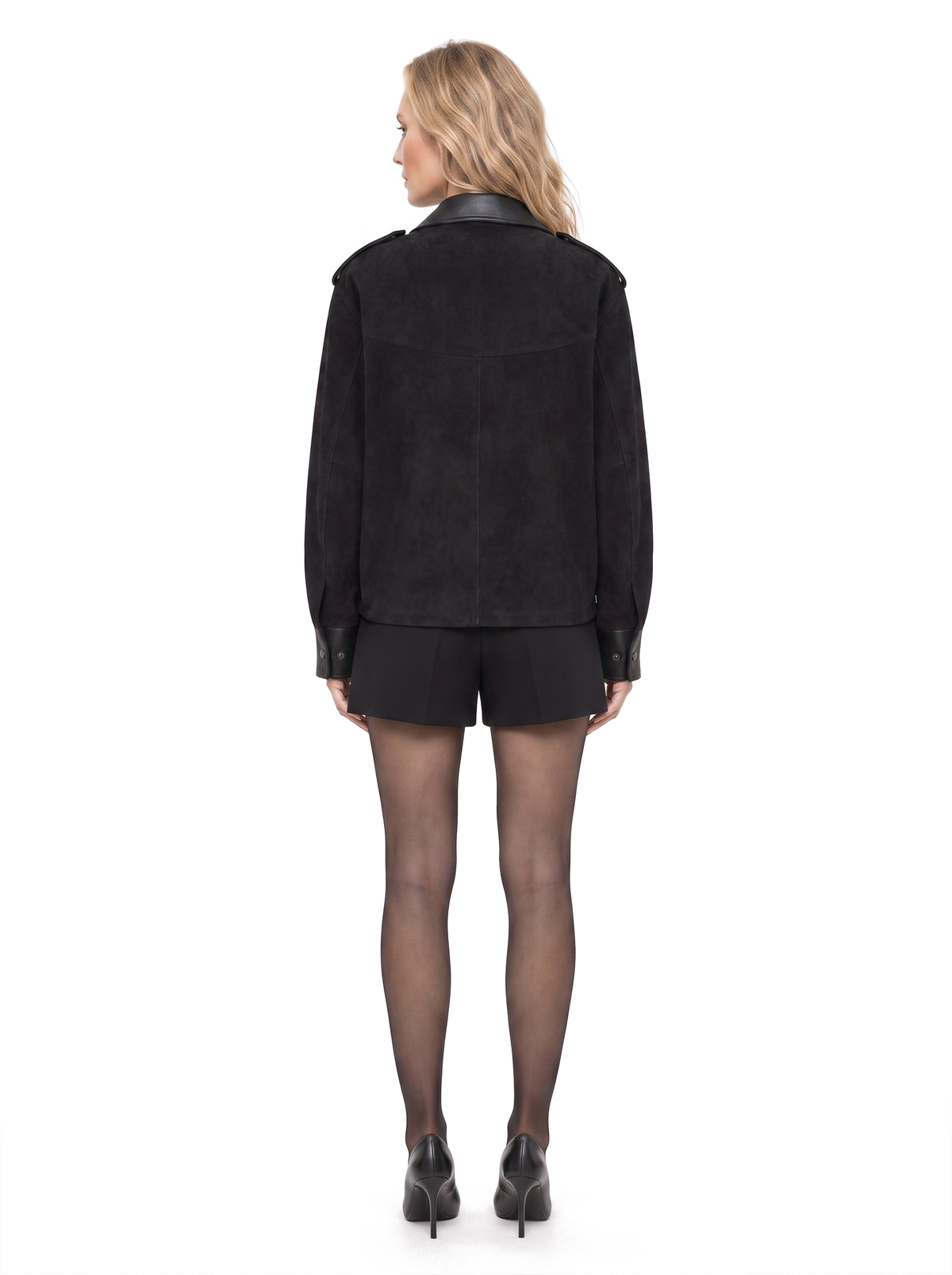 STELLA, blouson en cuir de suède noir, porté par une femme.