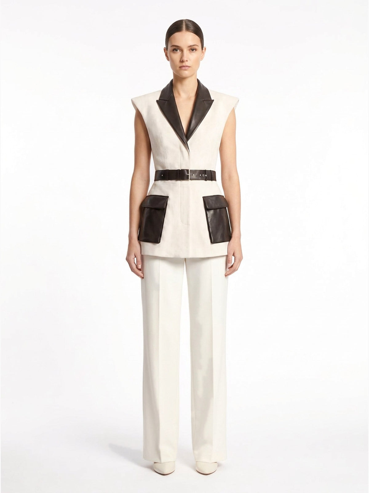 Gilet en suède ivoire porté de face, collection RADICE Maison Godefroi