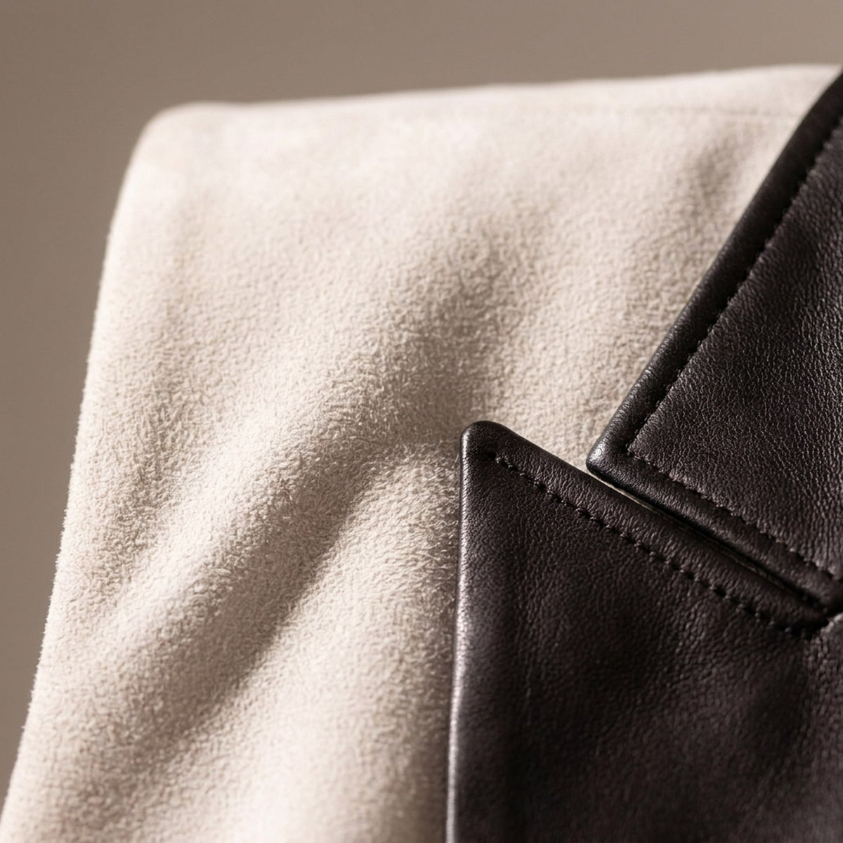 Macro du suède ivoire et du cuir brun-noir, gilet RADICE Maison Godefroi