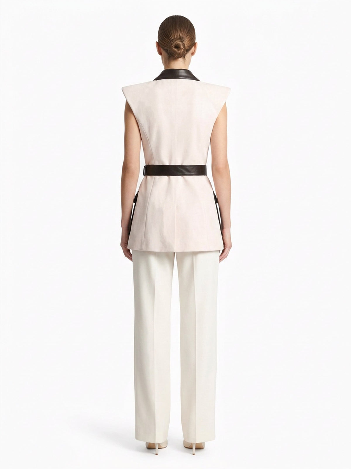Gilet en suède ivoire porté de dos, collection RADICE Maison Godefroi