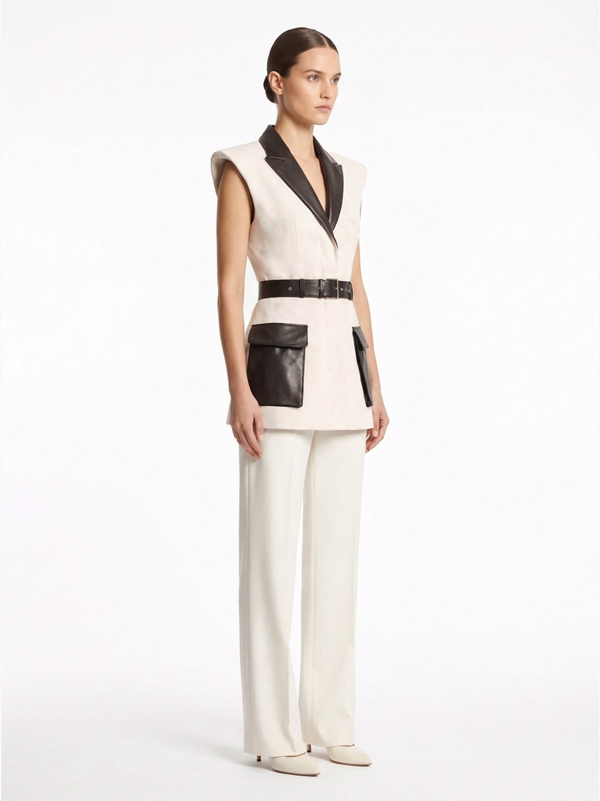 Gilet en suède ivoire porté de trois-quarts, collection RADICE Maison Godefroi