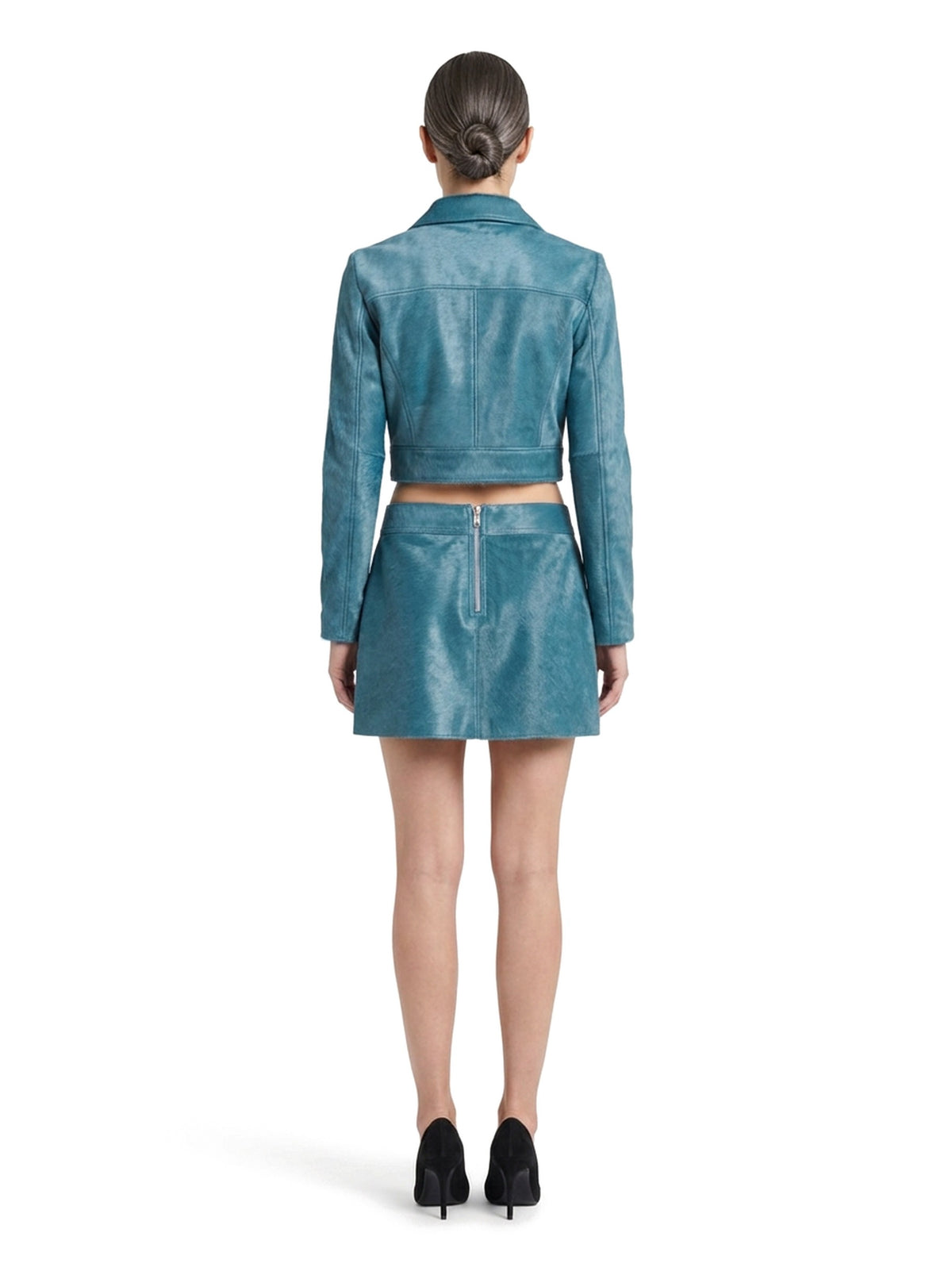 Ensemble veste courte et jupe courte en poil de veau à ras canard, porté par un mannequin, vue de dos.