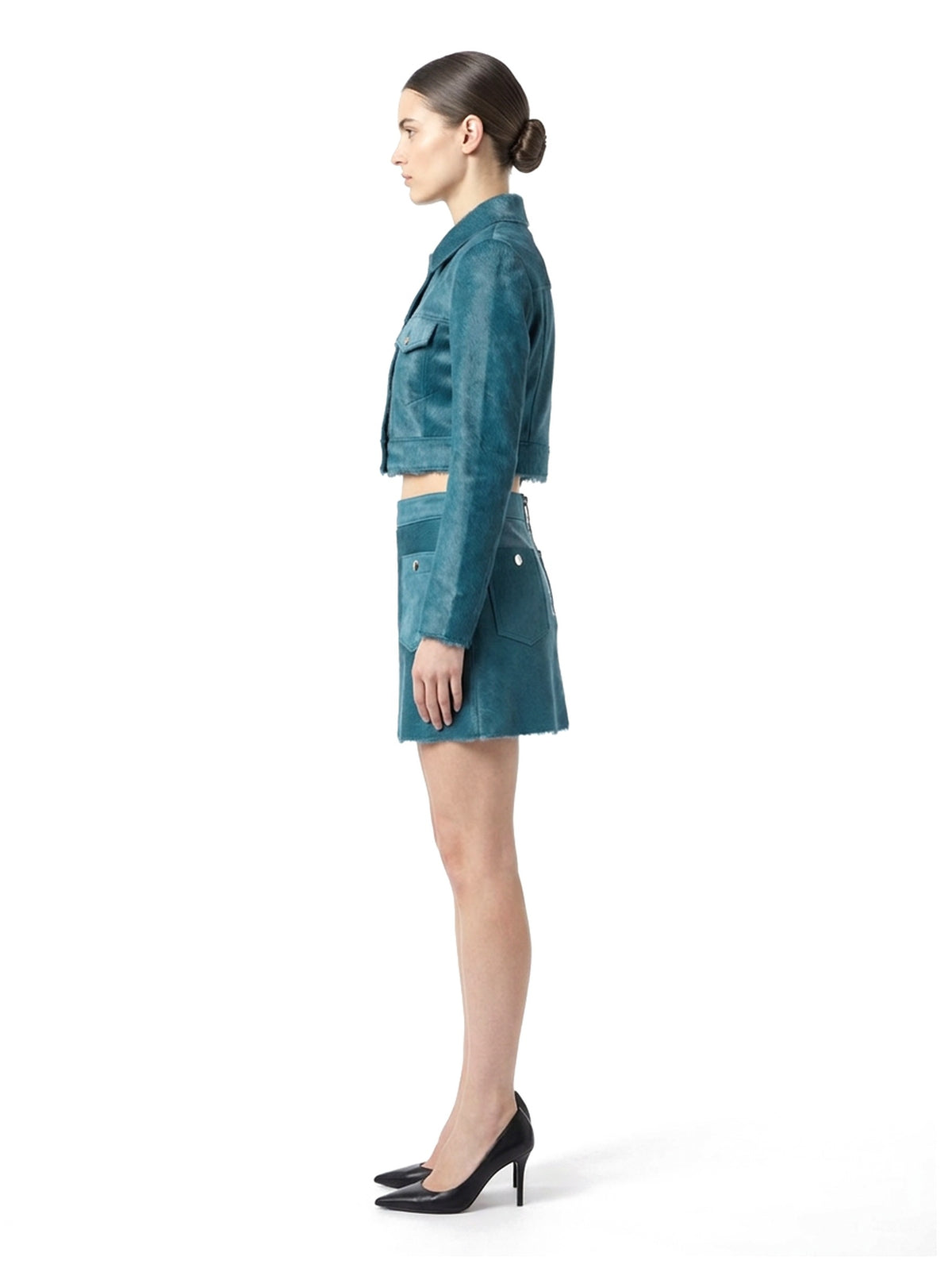 Ensemble veste courte et jupe courte en poil de veau à ras canard, porté par un mannequin, vue de profil.