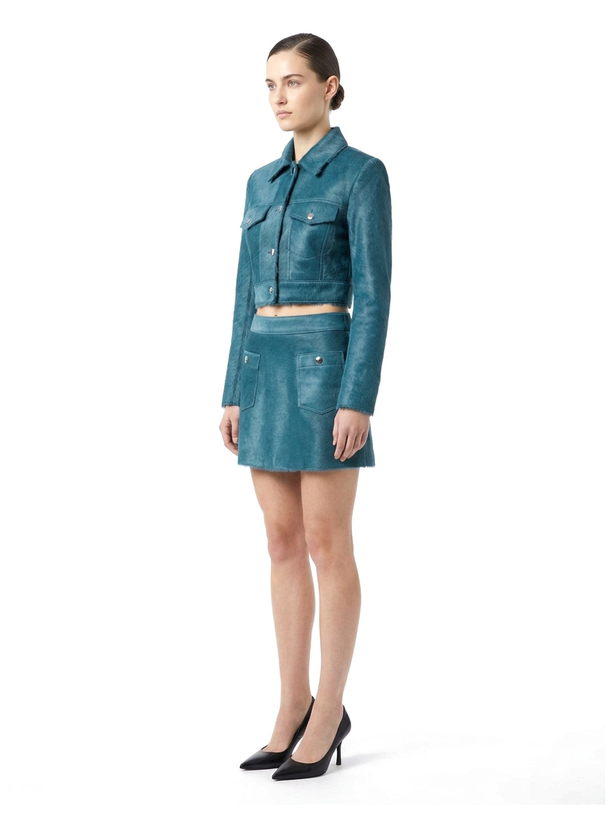 Ensemble veste courte et jupe courte en poil de veau à ras canard, porté par un mannequin, vue trois-quarts.