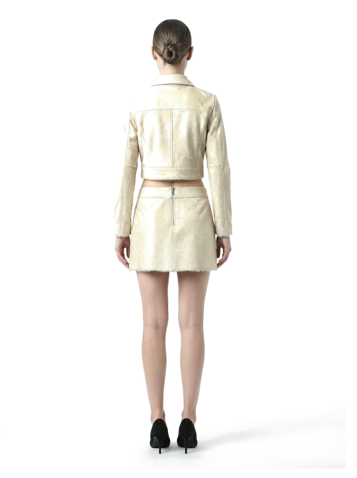 Ensemble veste courte et jupe courte en poil de veau à ras crème, porté par un mannequin, vue de dos.