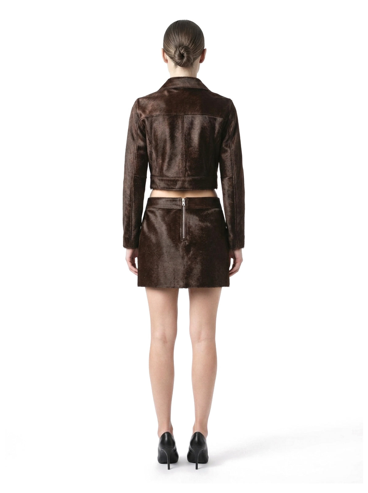 Ensemble veste courte et jupe courte en poil de veau à ras espresso, porté par un mannequin, vue de dos.